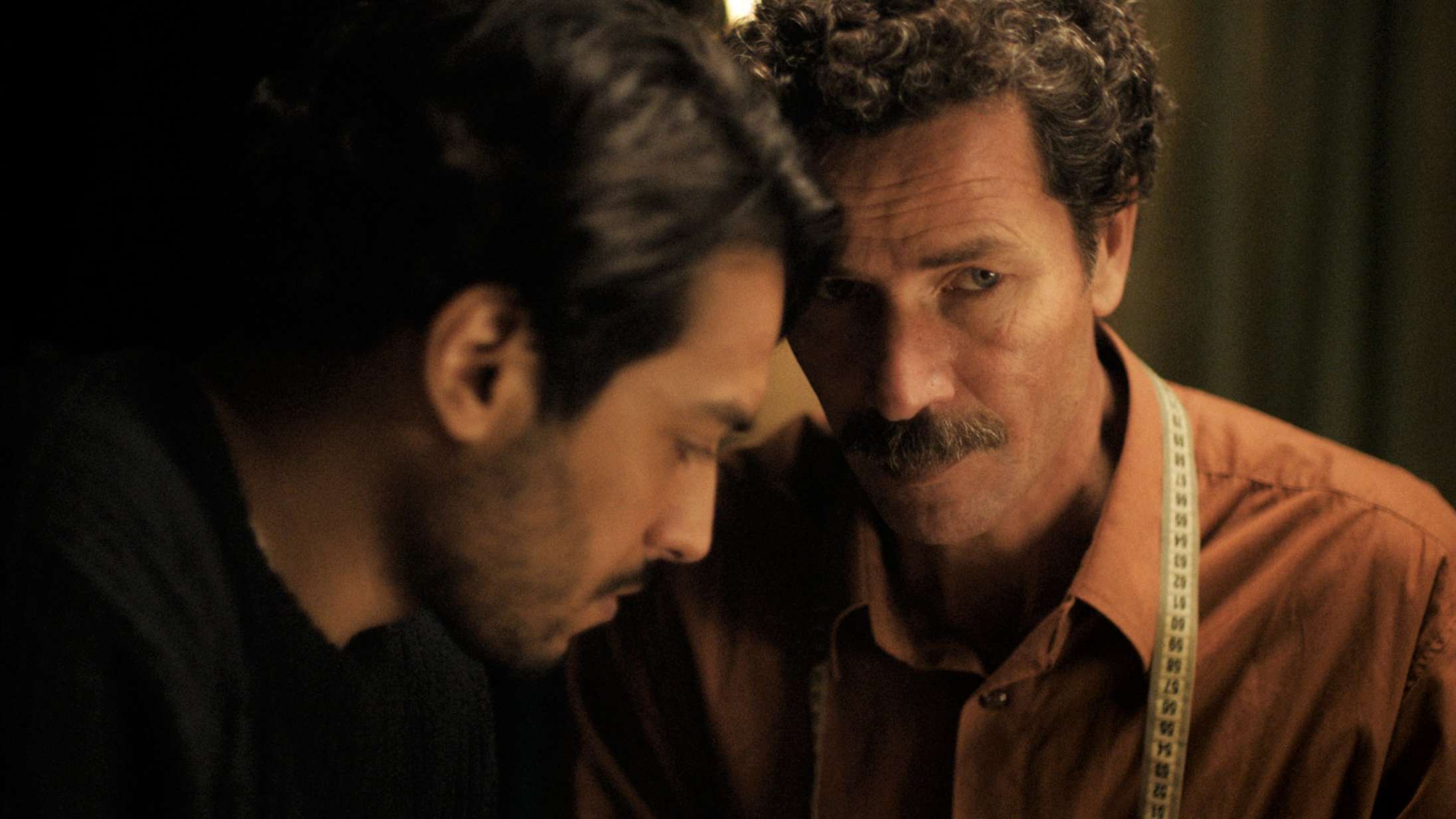 ’Den blå kaftan’: Der ligger en kæmpestor smerte i dette nye drama – og det er svært ikke at fælde en tåre