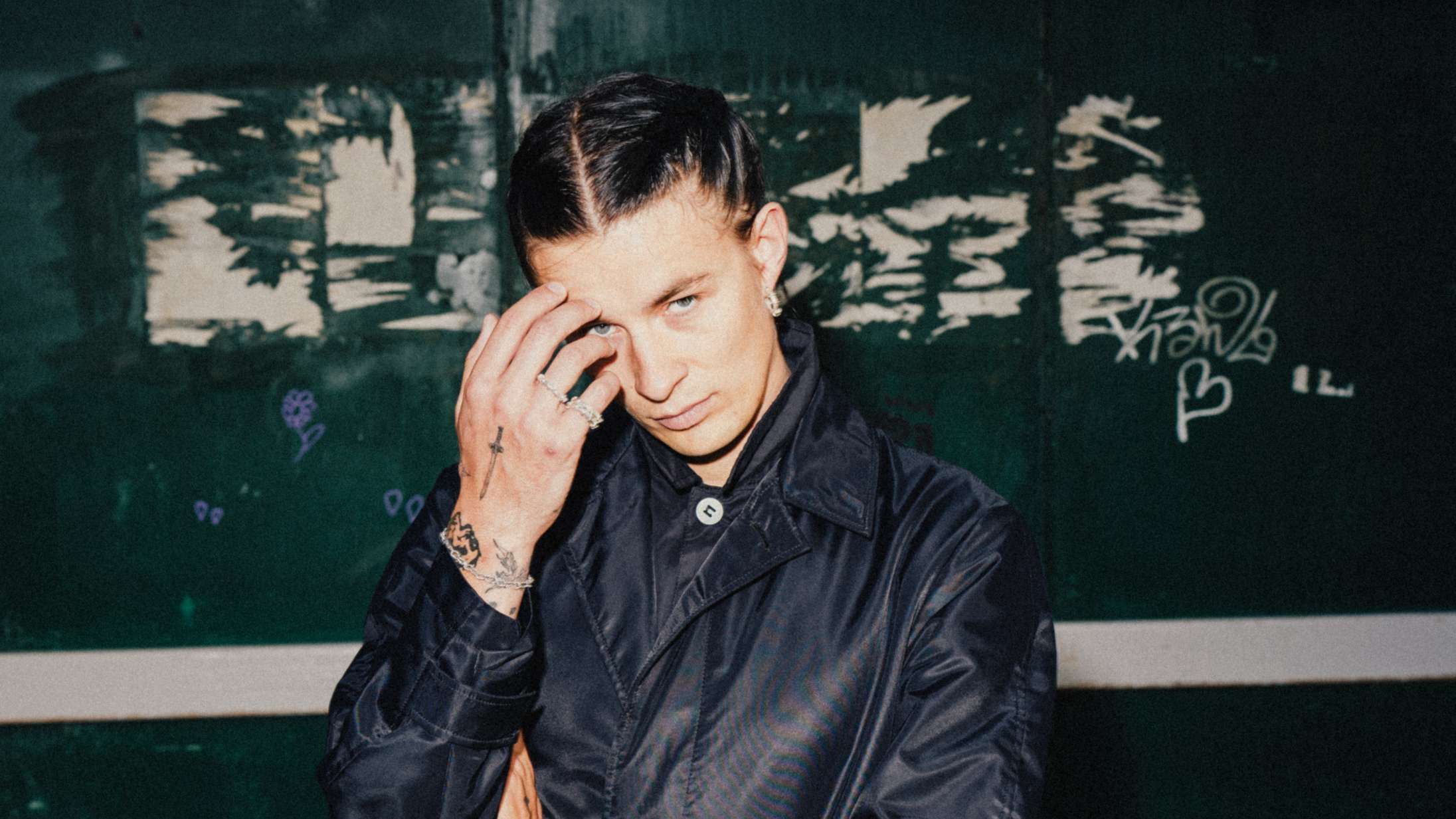 ‘Engle og blaa maerker’: Ussels debutalbum er Juice WRLD møder Ed Sheeran