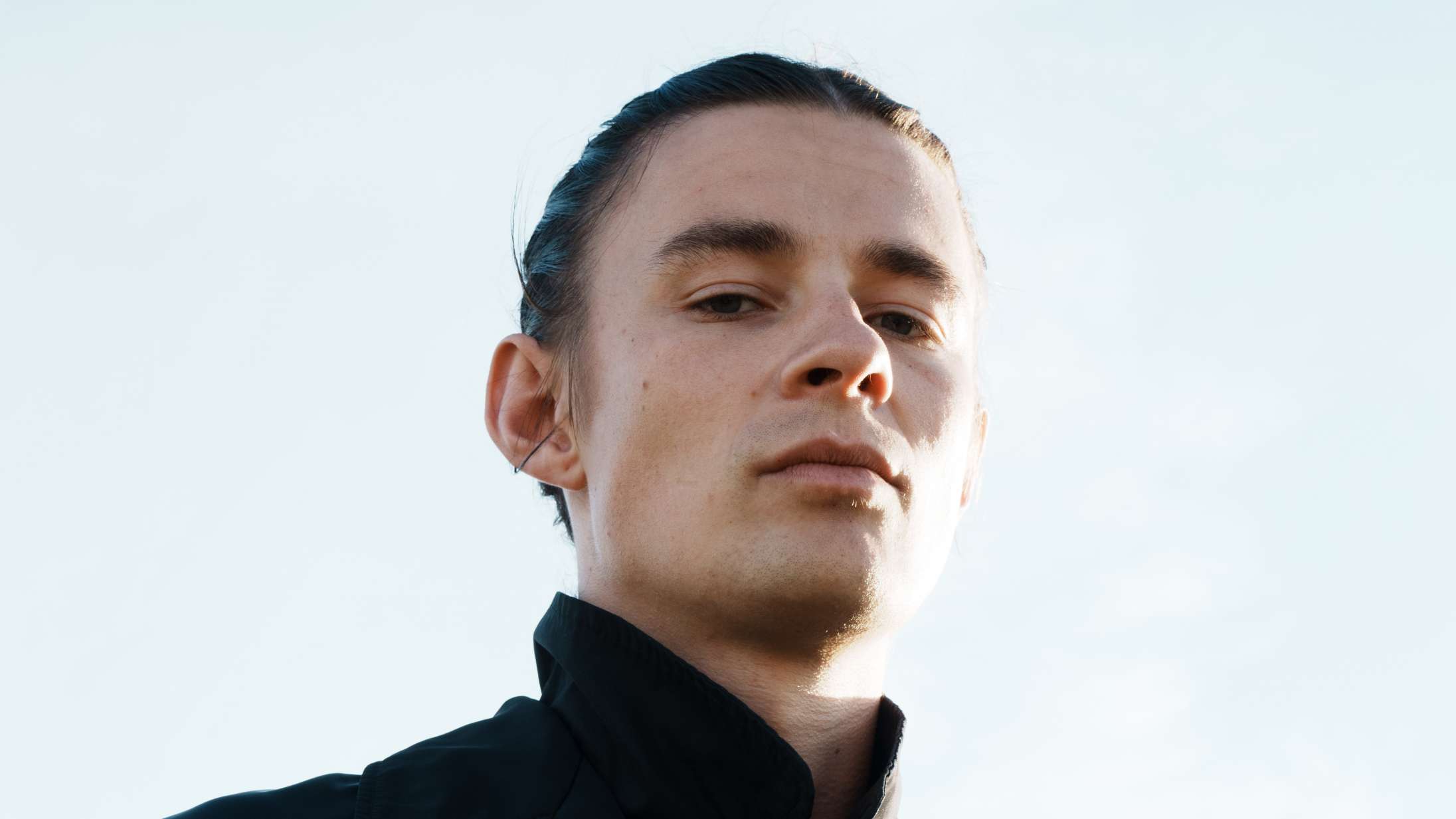 Premiere: Ussel går fuld The Weeknd i musikvideoen til ‘Oslo til København’ – og får besøg af et par unge skuespiltalenter