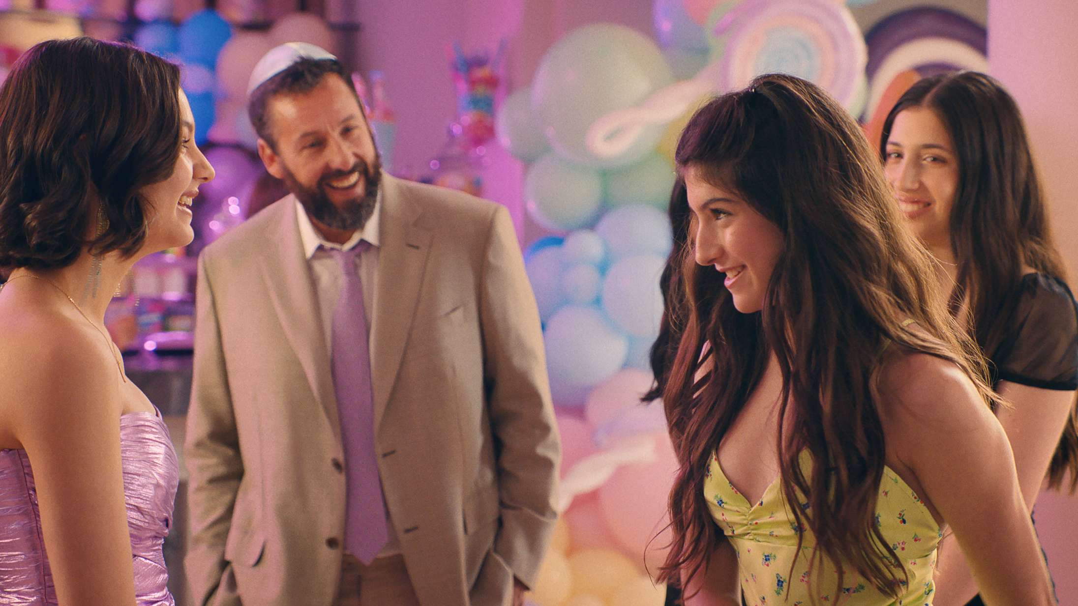 ‘You Are So Not Invited to My Bat Mitzvah’: Coming of age-komedie med hele Sandler-familien er selvironisk og sjov