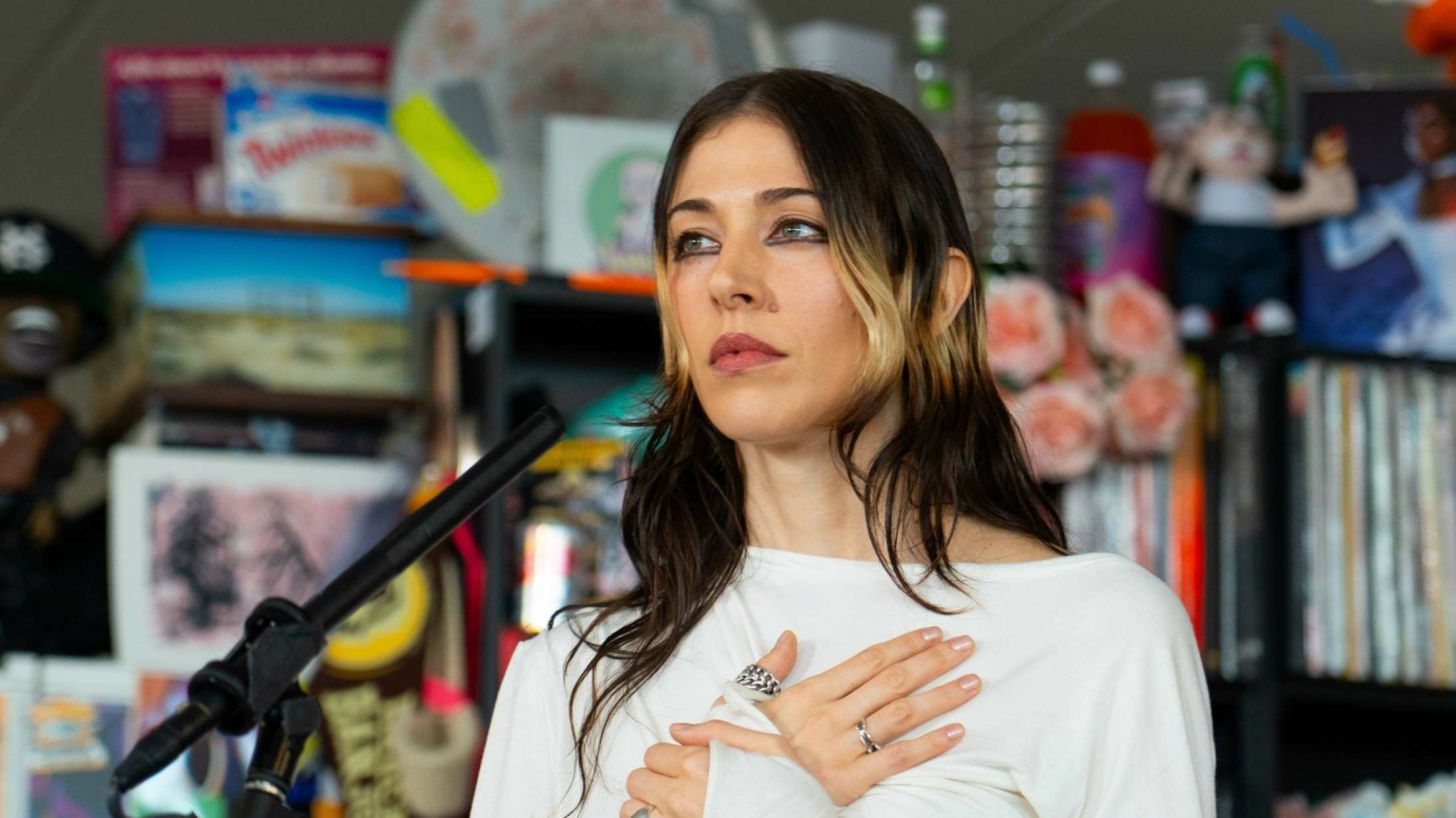 Det burde ikke være muligt at synge, som Caroline Polachek gør det til sin nye Tiny Desk-koncert