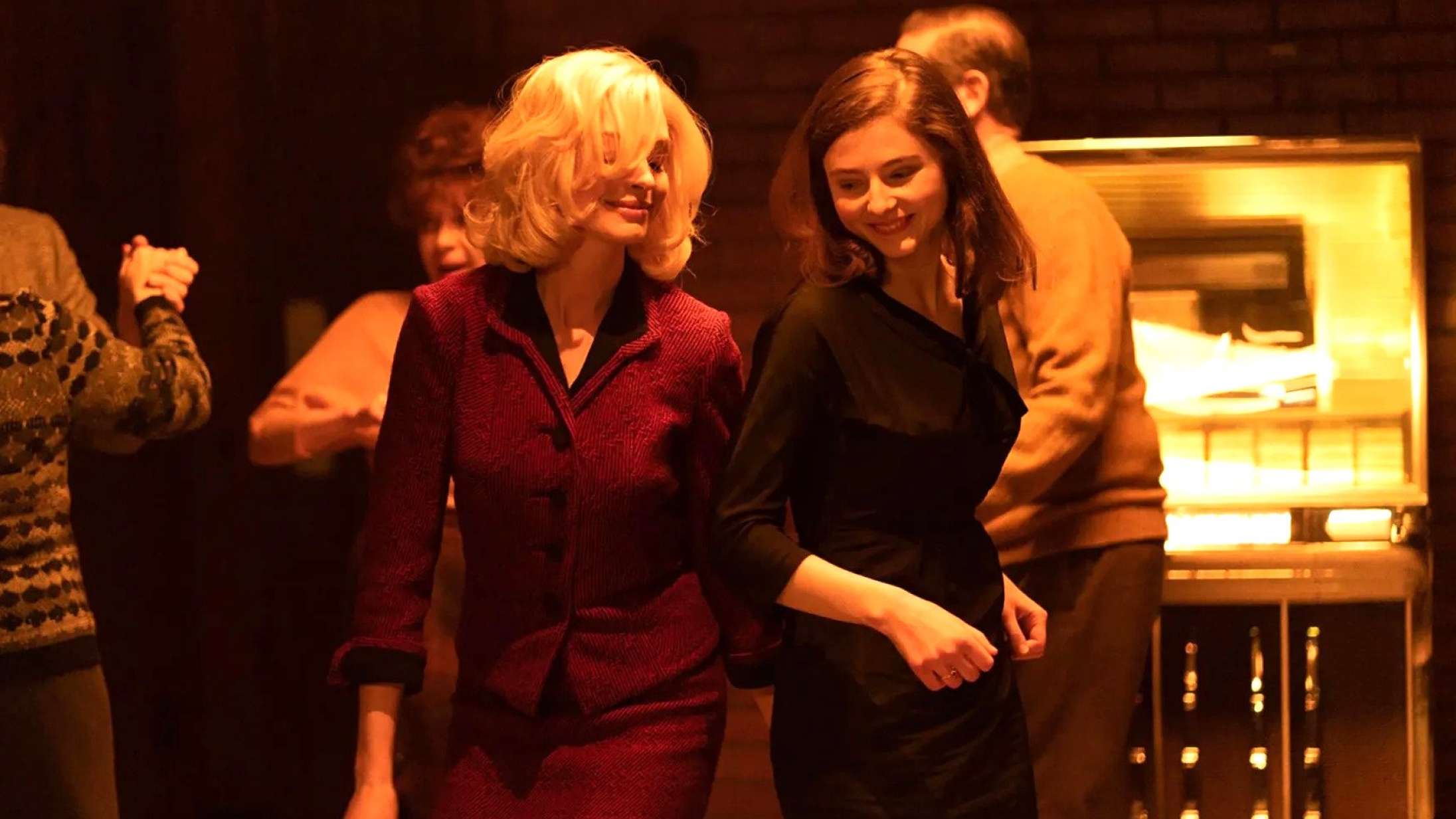 Anne Hathaway flirter med døden og ungt stortalent i bestseller-filmatiseringen ‘Eileen’ – se traileren