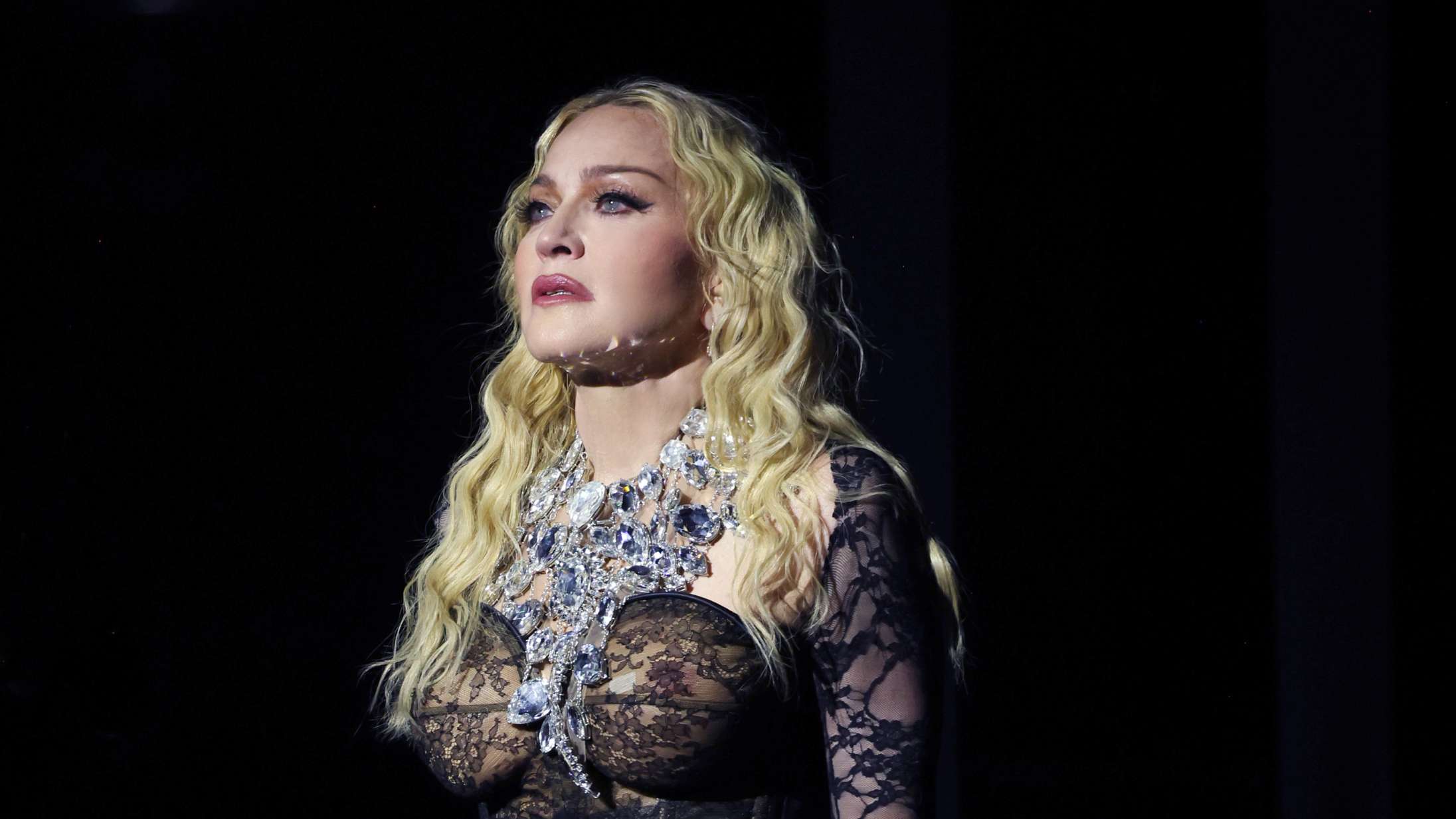 Madonna kalder det »et fucking mirakel«, at hun stadig lever