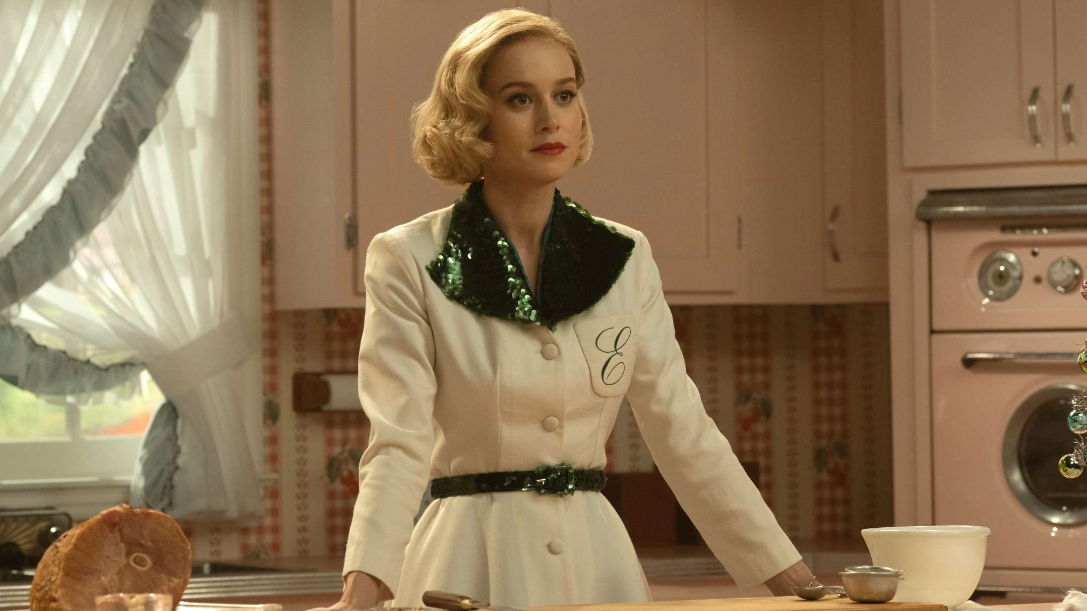 ’Lessons in Chemistry’: Da hunden begynder at tale, går det helt galt for ny serie med Brie Larson