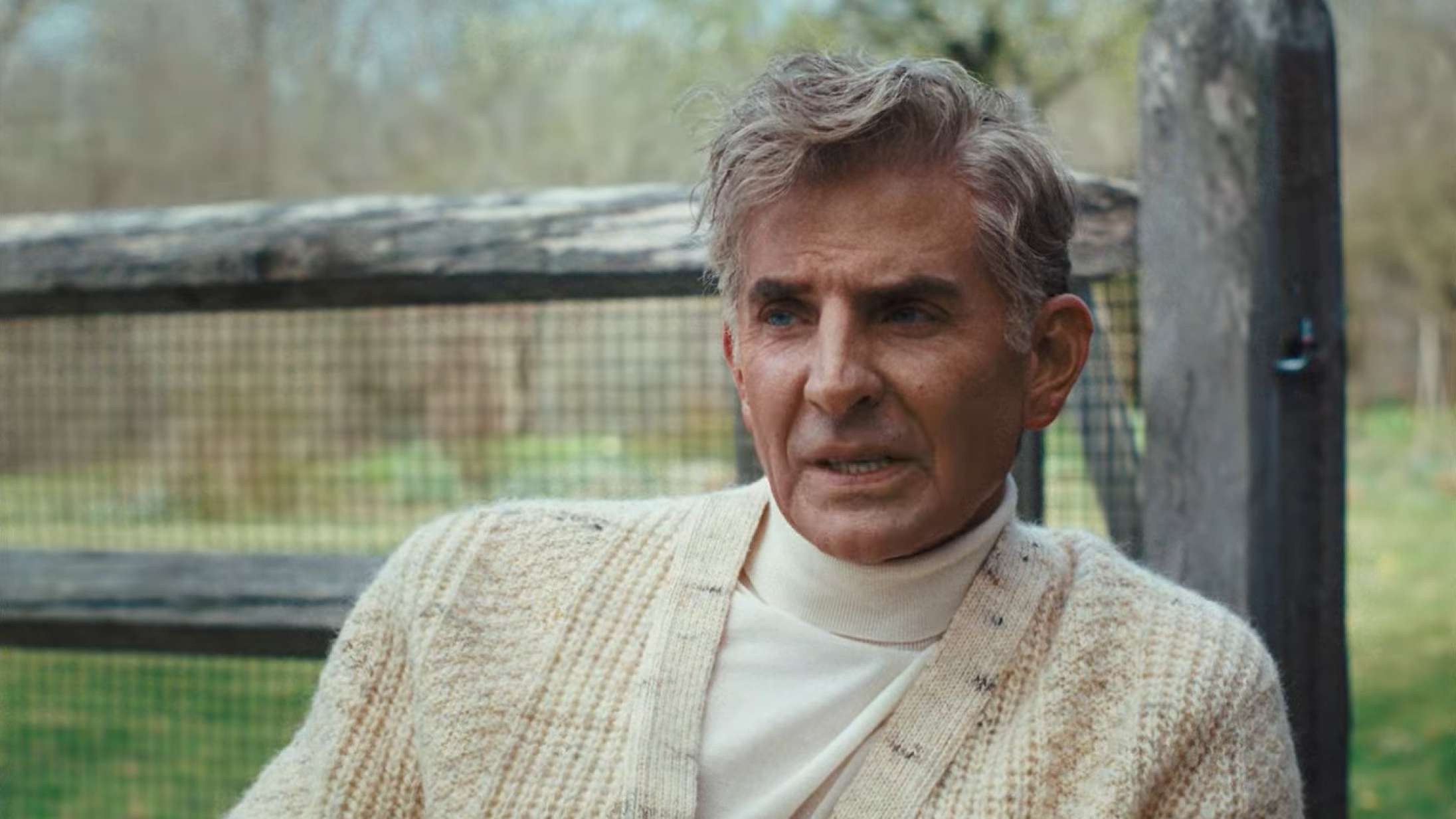 Bradley Cooper er næsten ugenkendelig som legendarisk komponist i traileren til ’Maestro’