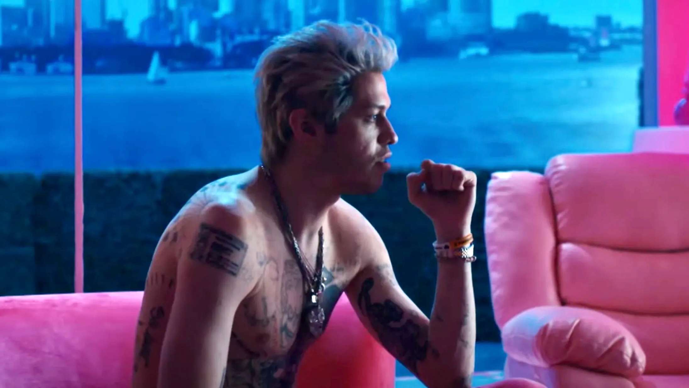 Pete Davidson tager tykt pis på sig selv i ‘SNL’-parodi på ‘Barbie’-sangen ‘I’m Just Ken’