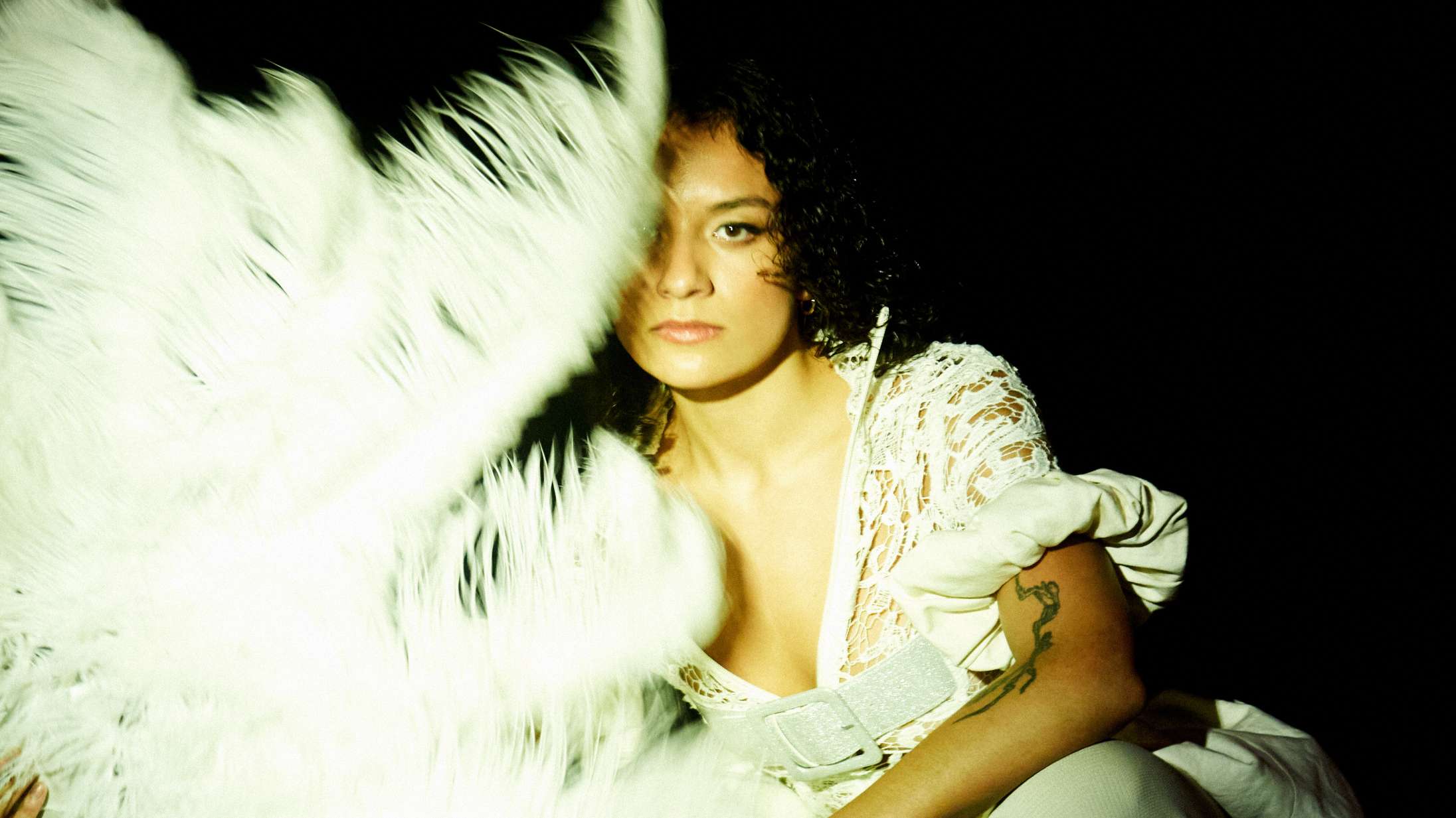 Hun er en balstyrisk klub-shaman live – på ‘Watch Her Dance’ prøver Julie Pavon at gøre det umulige