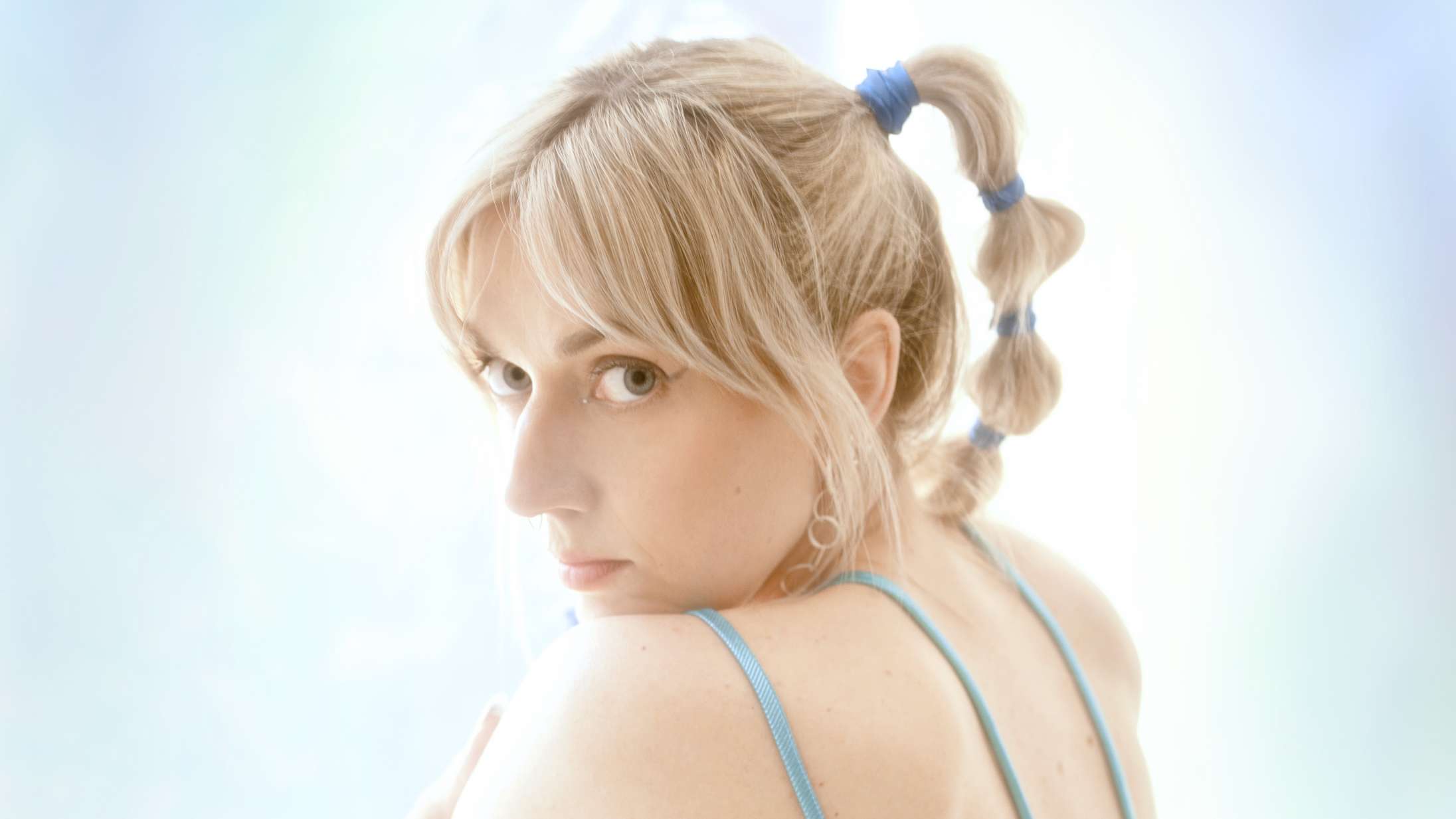 Premiere: Greta slår et kæmpe hul i skriveblokaden med ‘Never Enough’