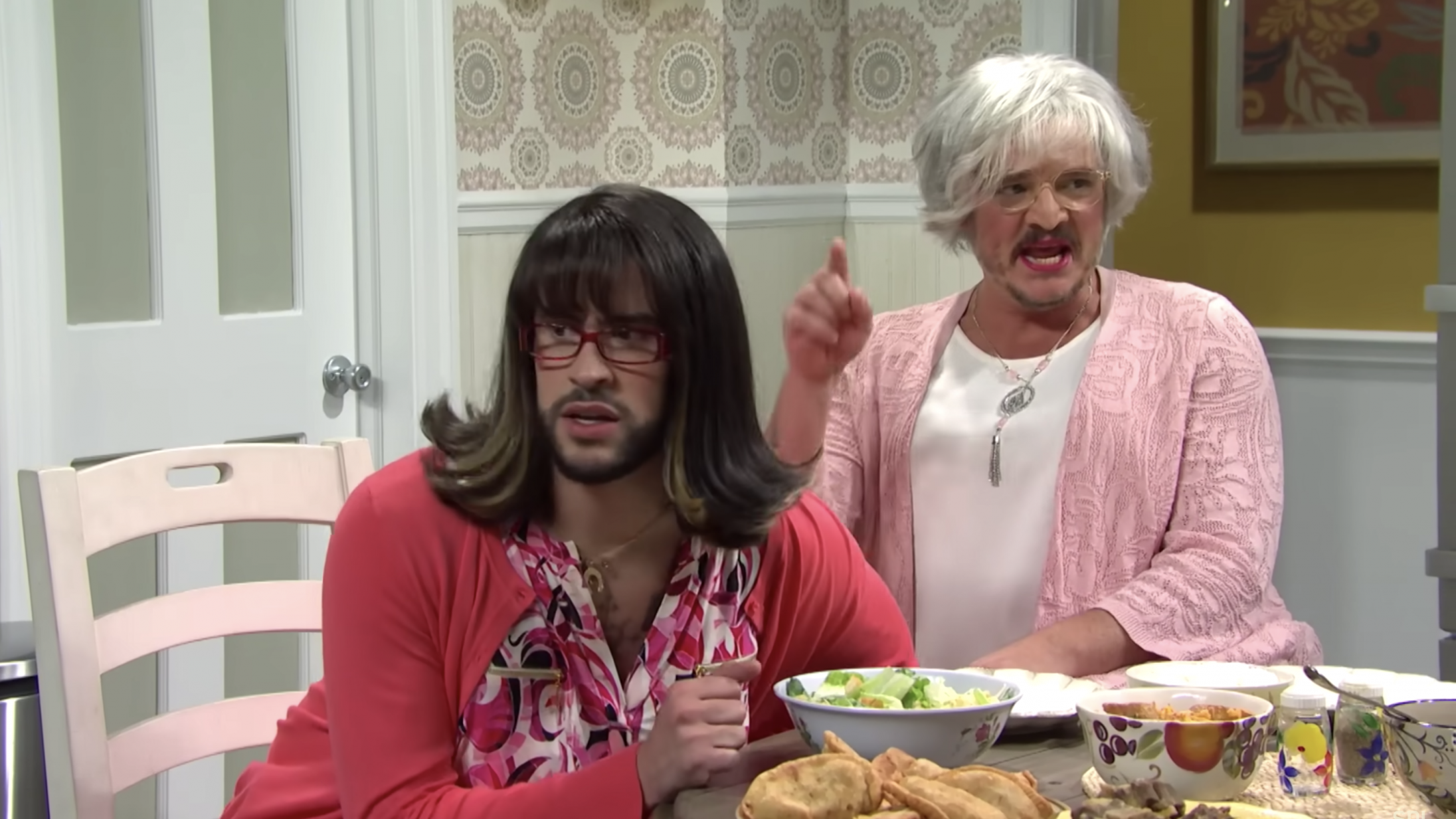 Se Pedro Pascal og Bad Bunny spille overbeskyttende mødre i ‘Saturday Night Live’-sketch