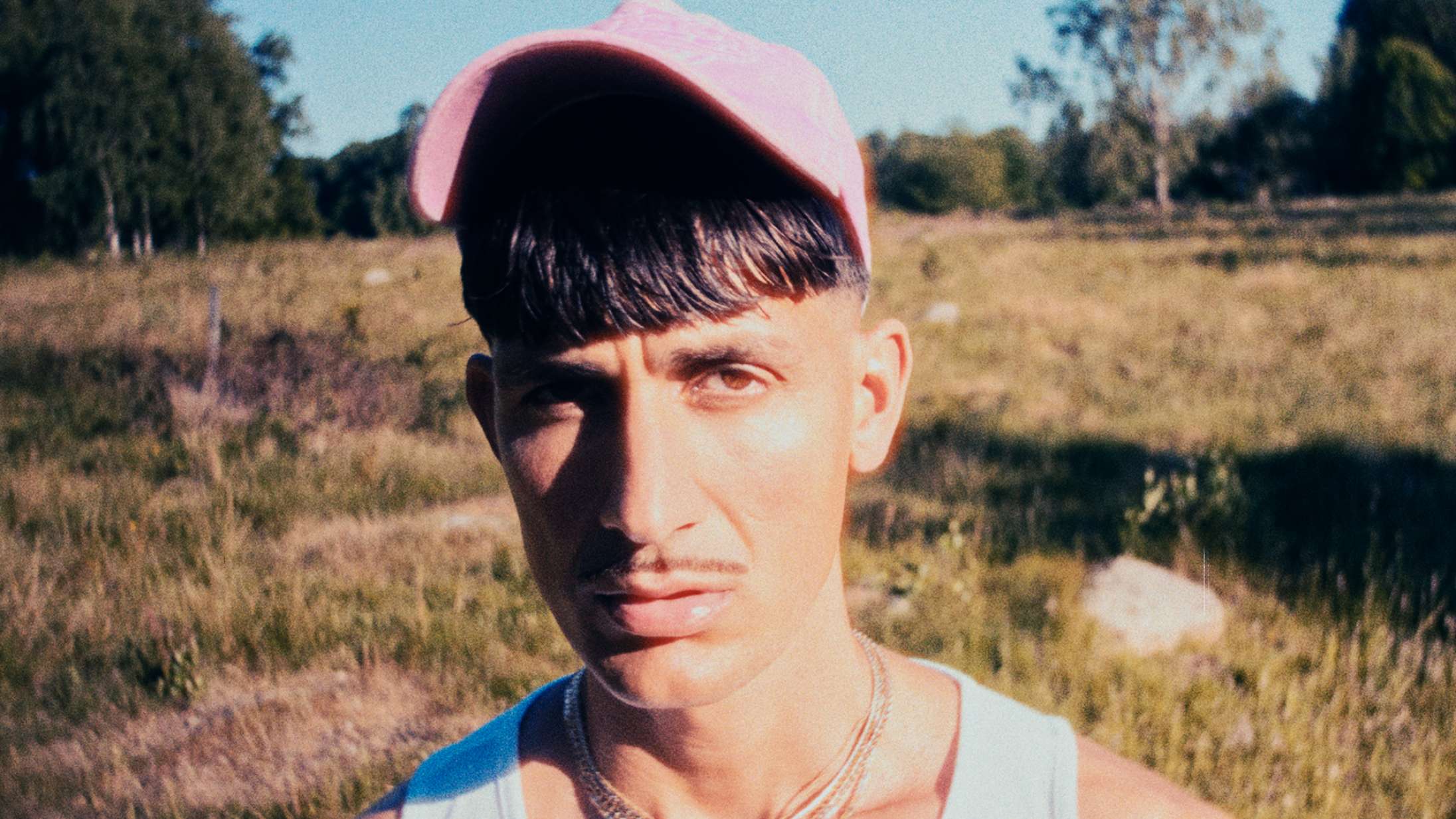 Tobias Rahim har besøg af en af sine store helte på ‘Karavane (Lamigligfortældig)’