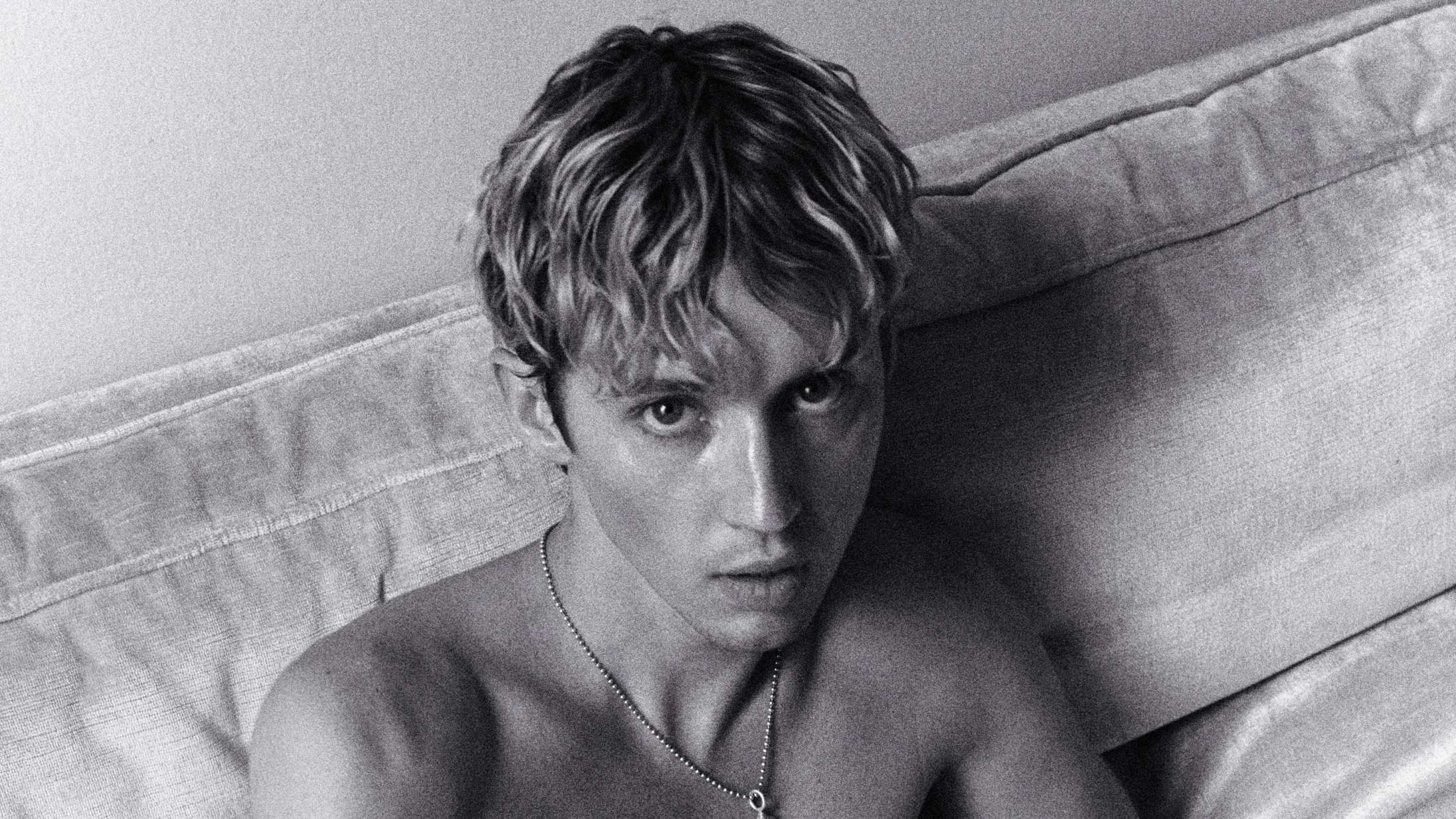 Se Troye Sivan optræde i drag i den sensuelle nye musikvideo til ‘One of Your Girls’