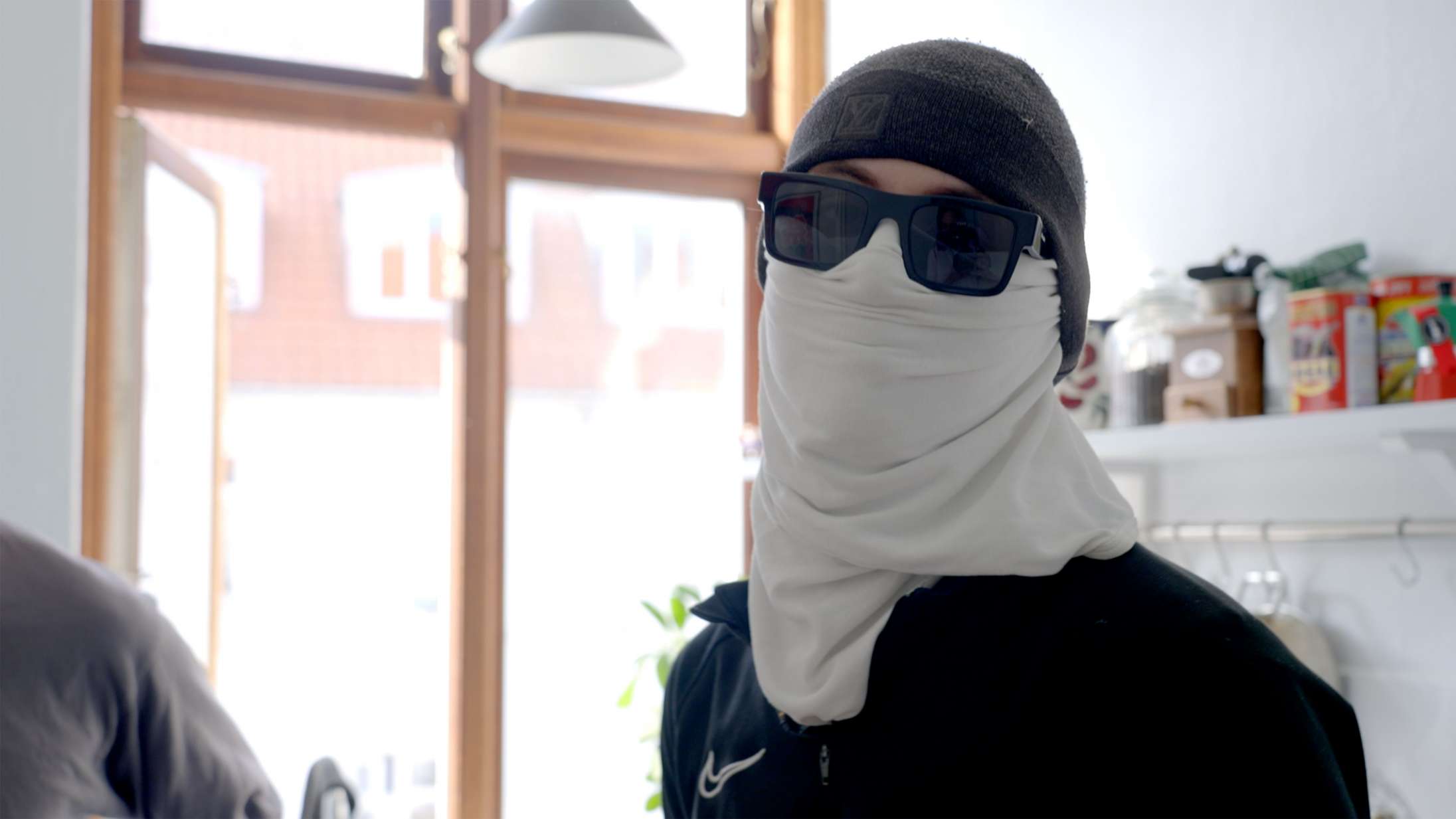 ’Helt væk på piller’: DR-vært interviewer maskerede pushere i medmenneskelig overflyvning af opioid-Danmark