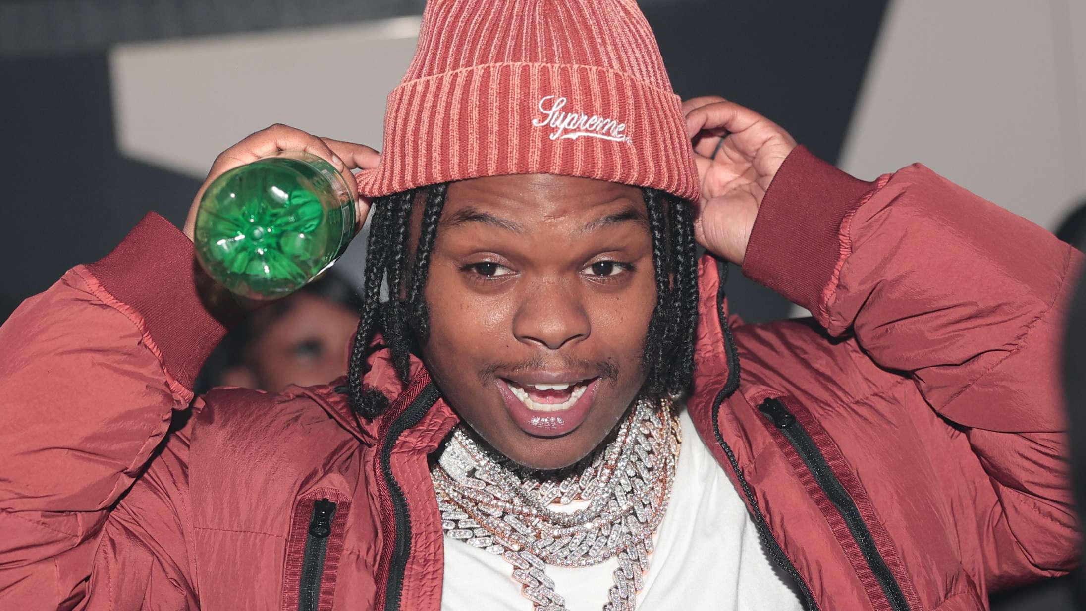 En af hiphopscenens mest unikke stemmer er lige blevet løsladt fra fængsel – og 42 Dugg er i storform