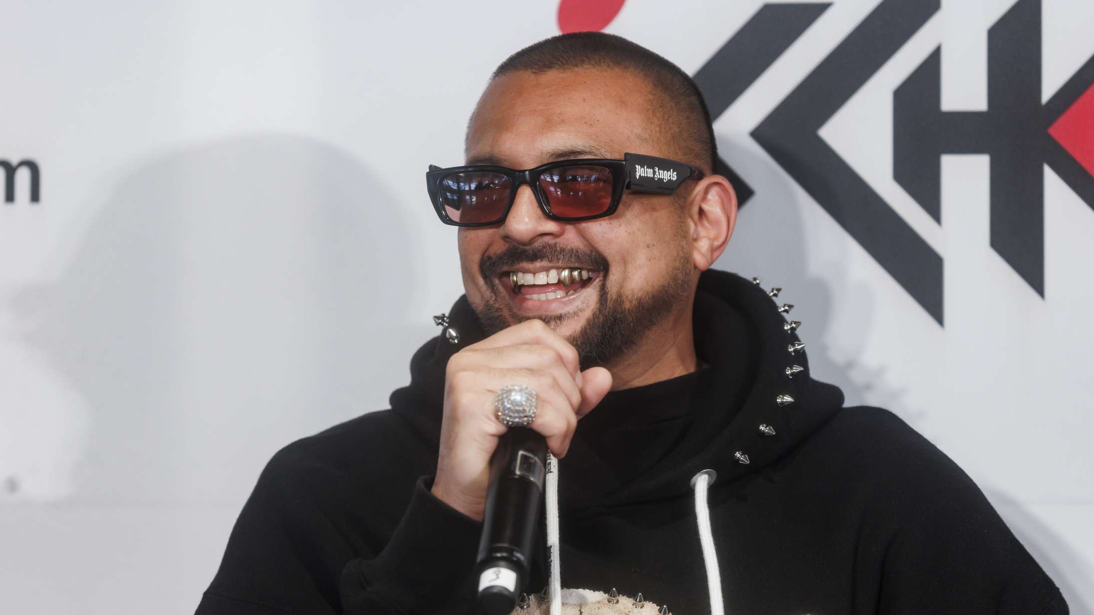 Se Sean Paul flygte ud fra et interview, da et jordskælv rammer