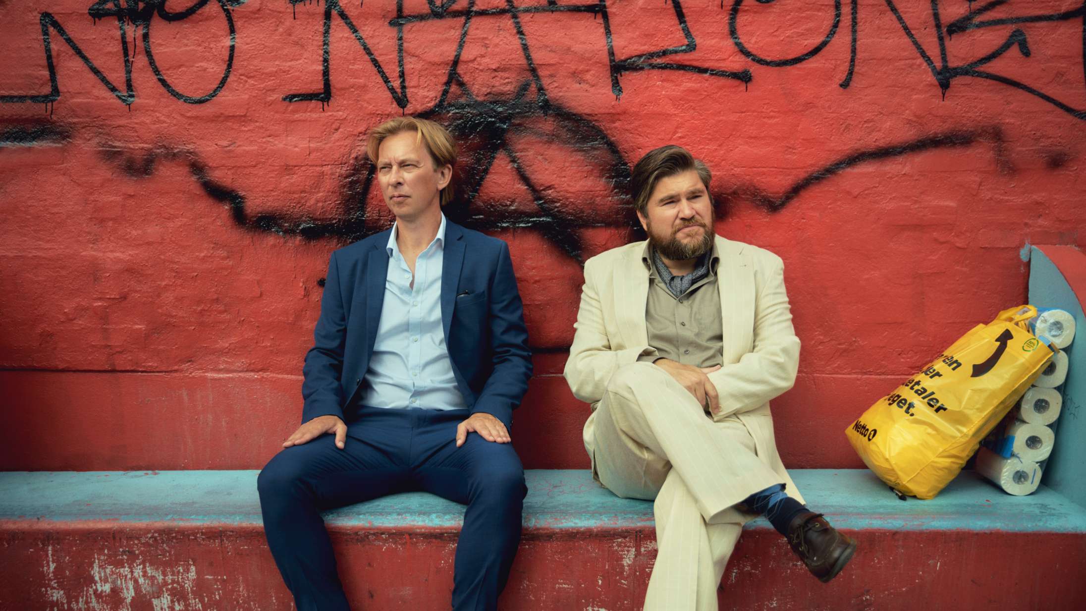 Rasmus Bjerg drikker shots for første gang i traileren til Mikael Wulffs ‘Højst besynderlige typer’