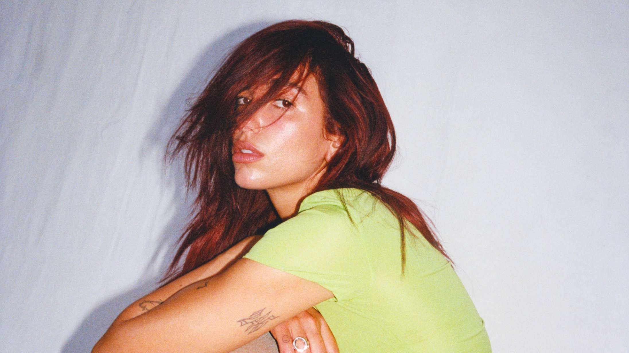 Dua Lipa sagsøger Samsung for 100 millioner kroner