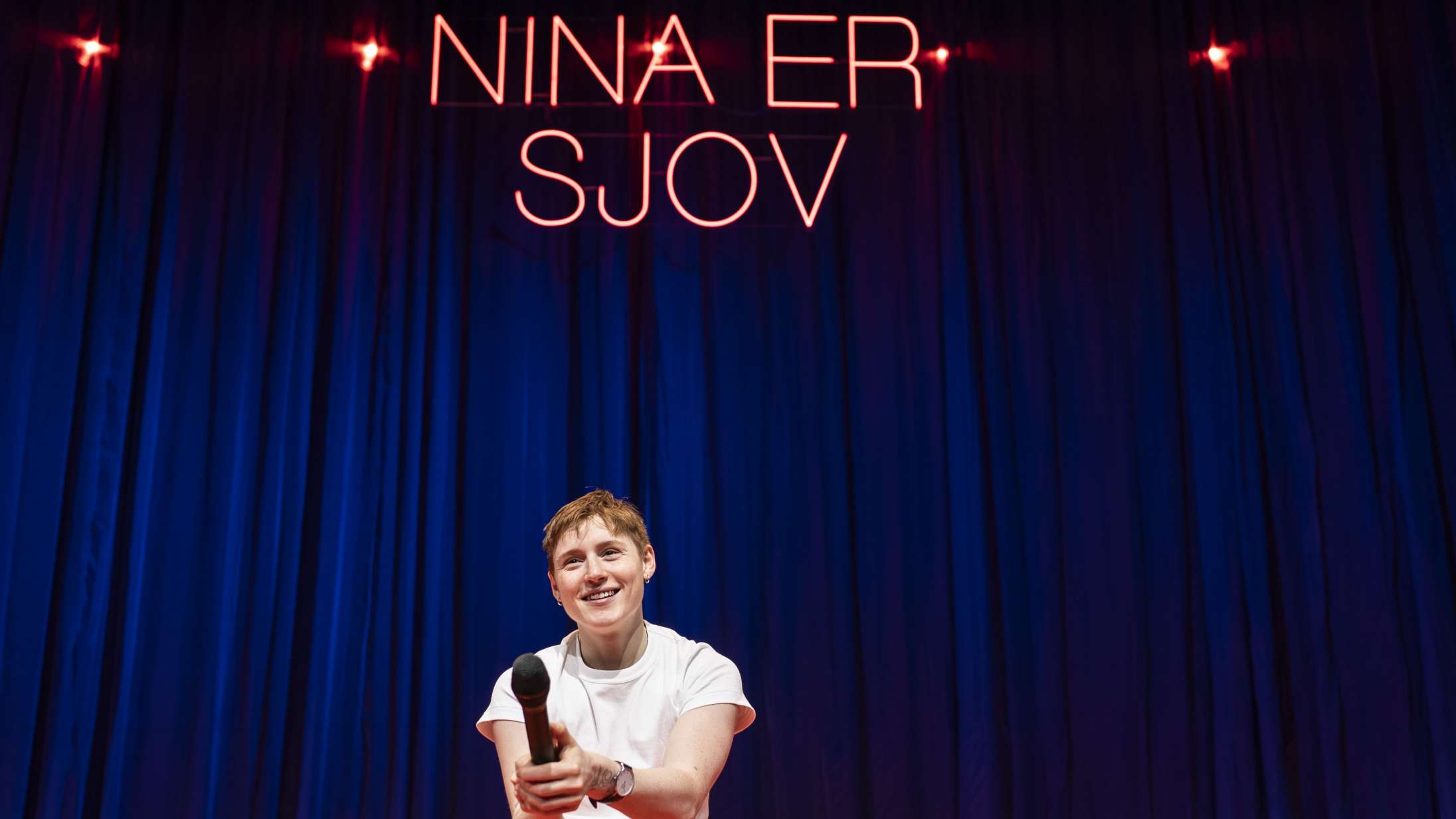 ‘Nina er sjov’: Når Nina Rasks teatralske standup-debut er bedst, vil den slå hele verden ihjel