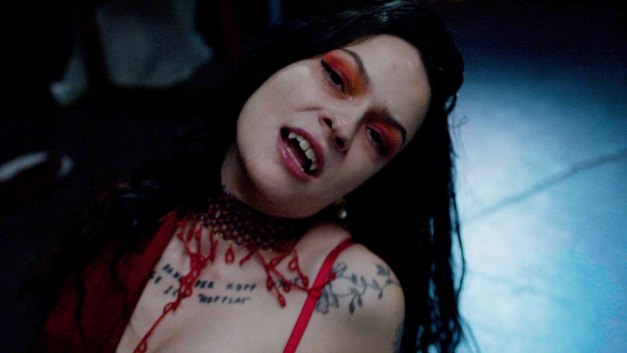 Premiere: Selma Judith er en vampyr, der tvangsfodrer patriarkatet med menstruationsblod i ‘Eat Your Soul’-musikvideoen