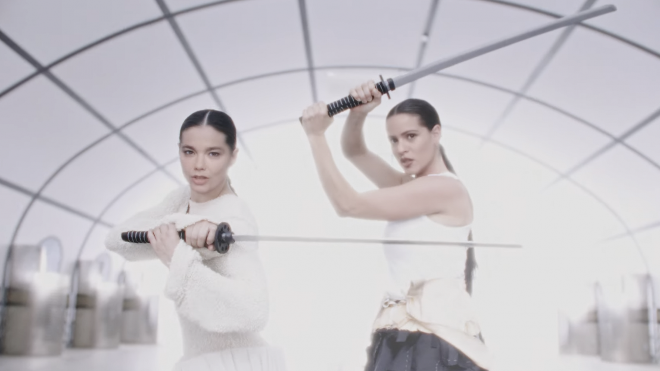 Rosalía og Björk krydser klinger i videoen til deres nye sang ‘Oral’ – donerer alle indtægter til velgørende formål