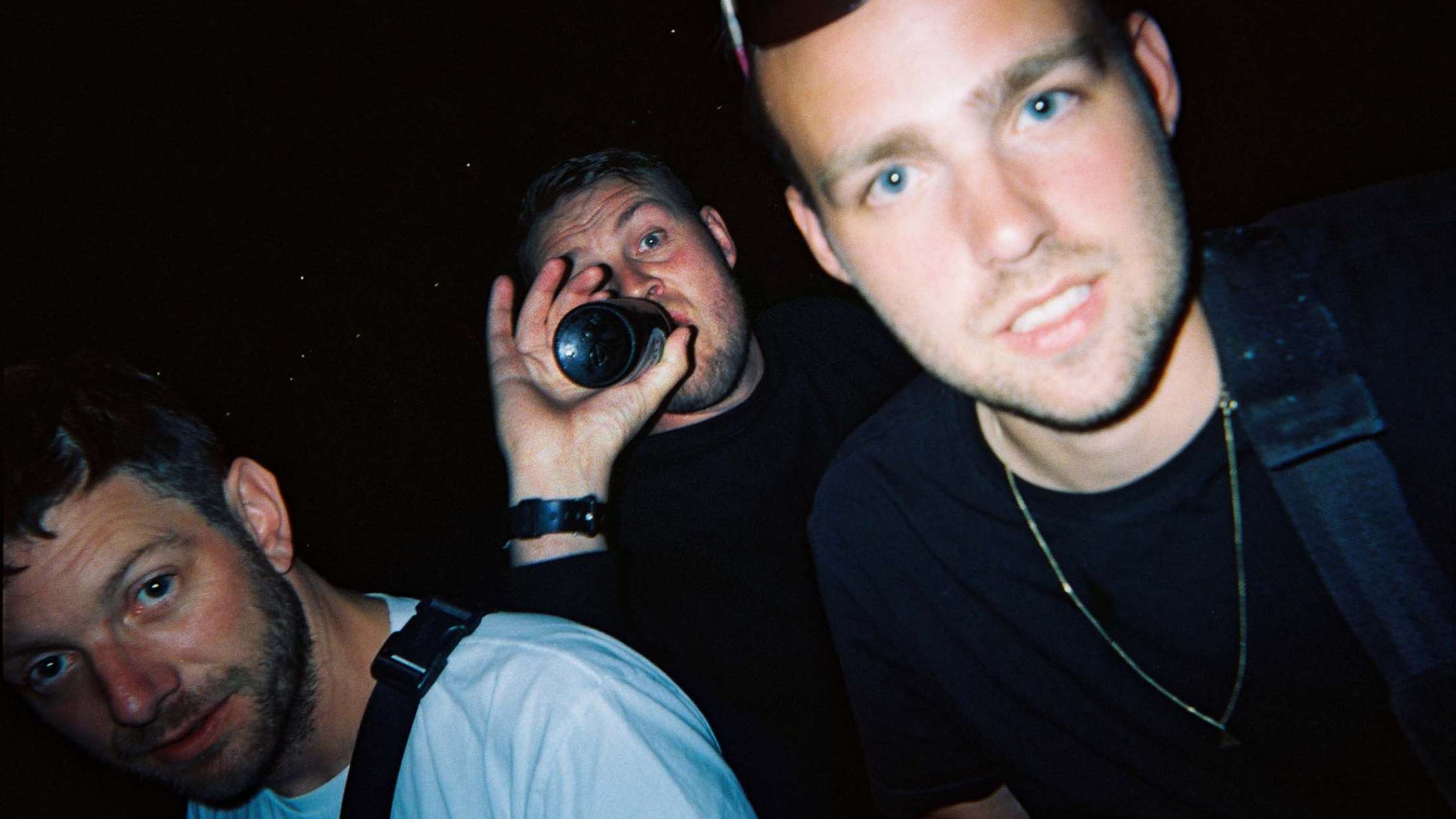 Premiere: AV AV AV udgiver ‘Facts 2.0’ med britisk rapper – og annoncerer stor koncert