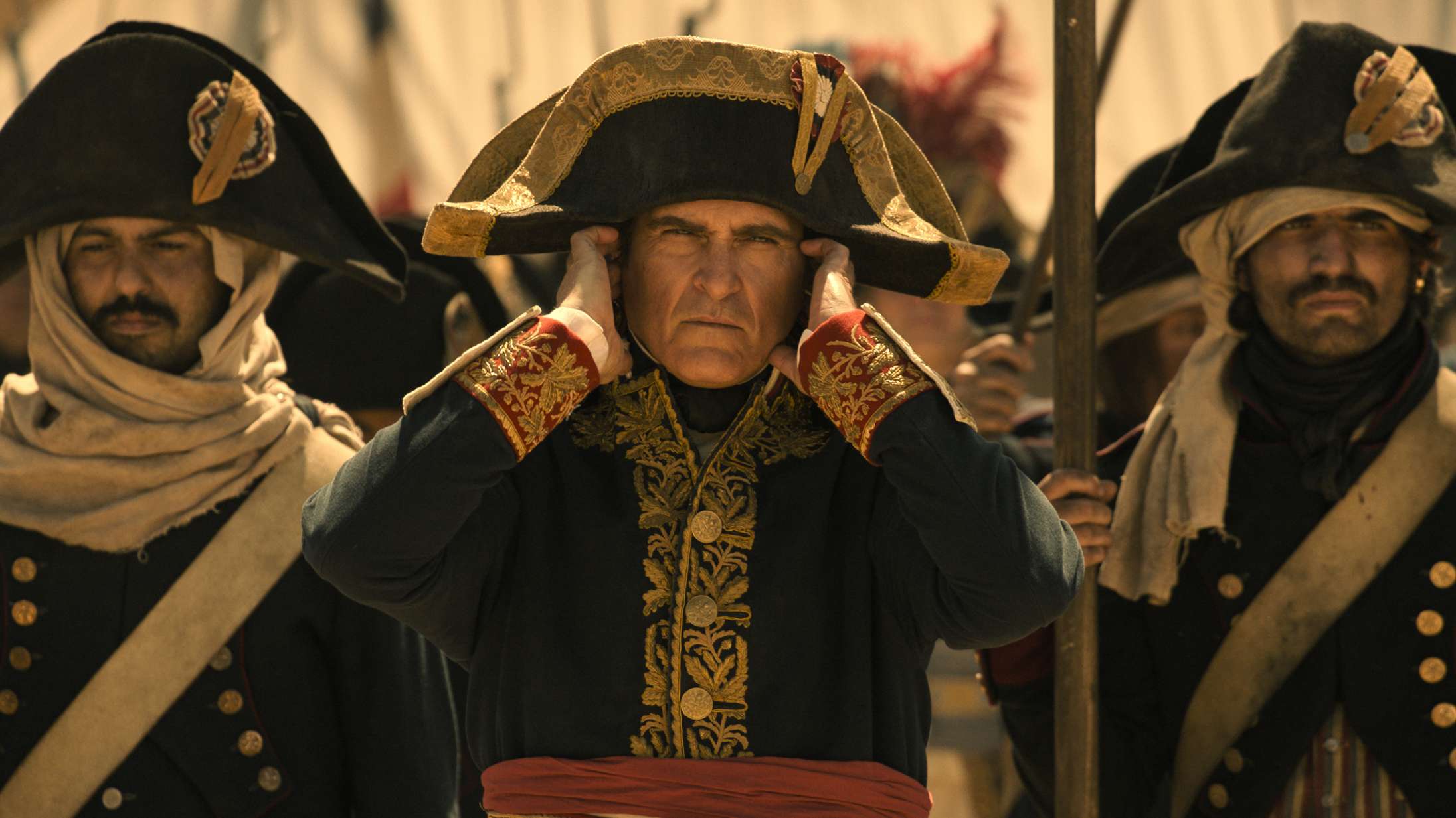 ‘Napoleon’: Joaquin Phoenix er dybt uforudsigelig i Ridley Scotts atypiske storfilm