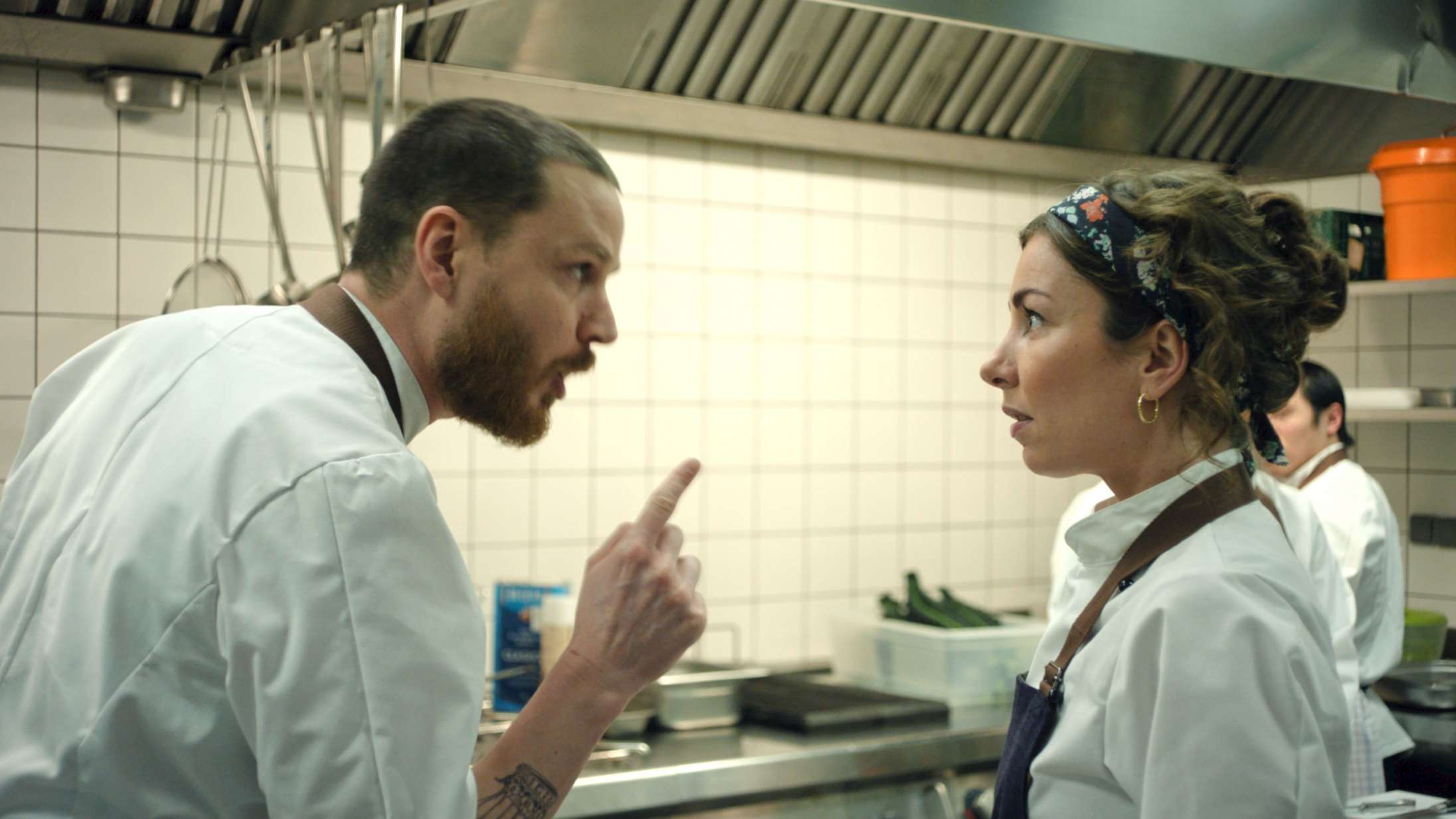 Julie Rudbæk og Jesper Zuschlag står eksplosivt i køkkenet i traileren til DR-serien ‘Bag enhver mand’