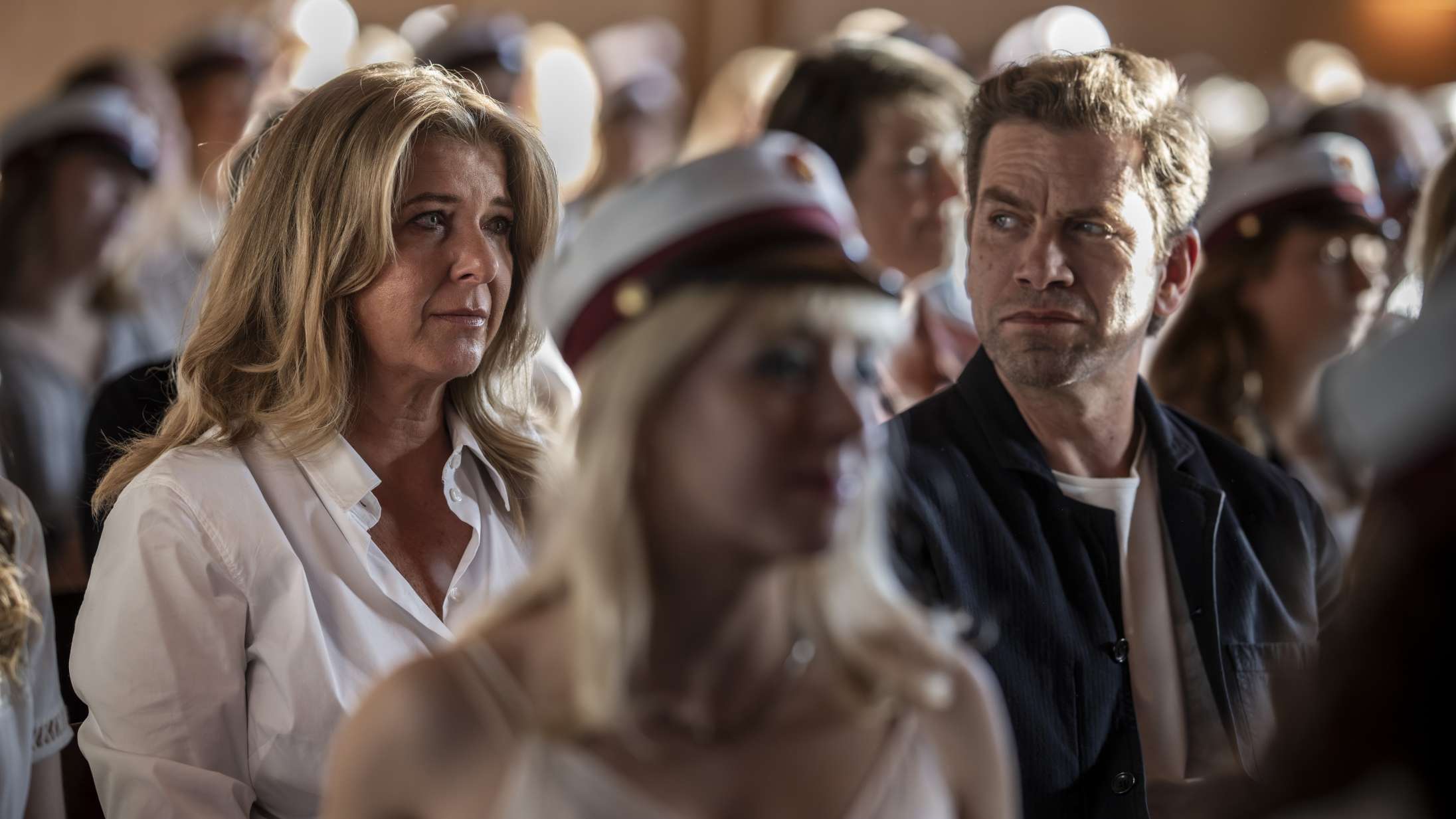 Se de første billeder fra Thomas Vinterbergs stjernespækkede TV 2-dystopi ‘Familier som vores’