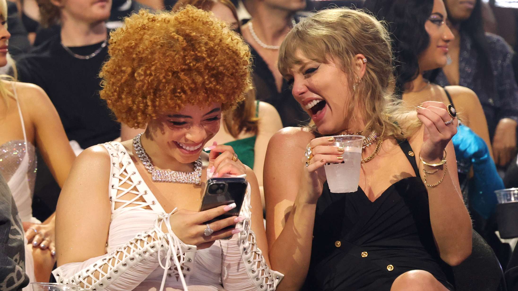 Her er årets 10 bedste musikmemes – fra snalret Taylor Swift til The Weeknds fede tunge