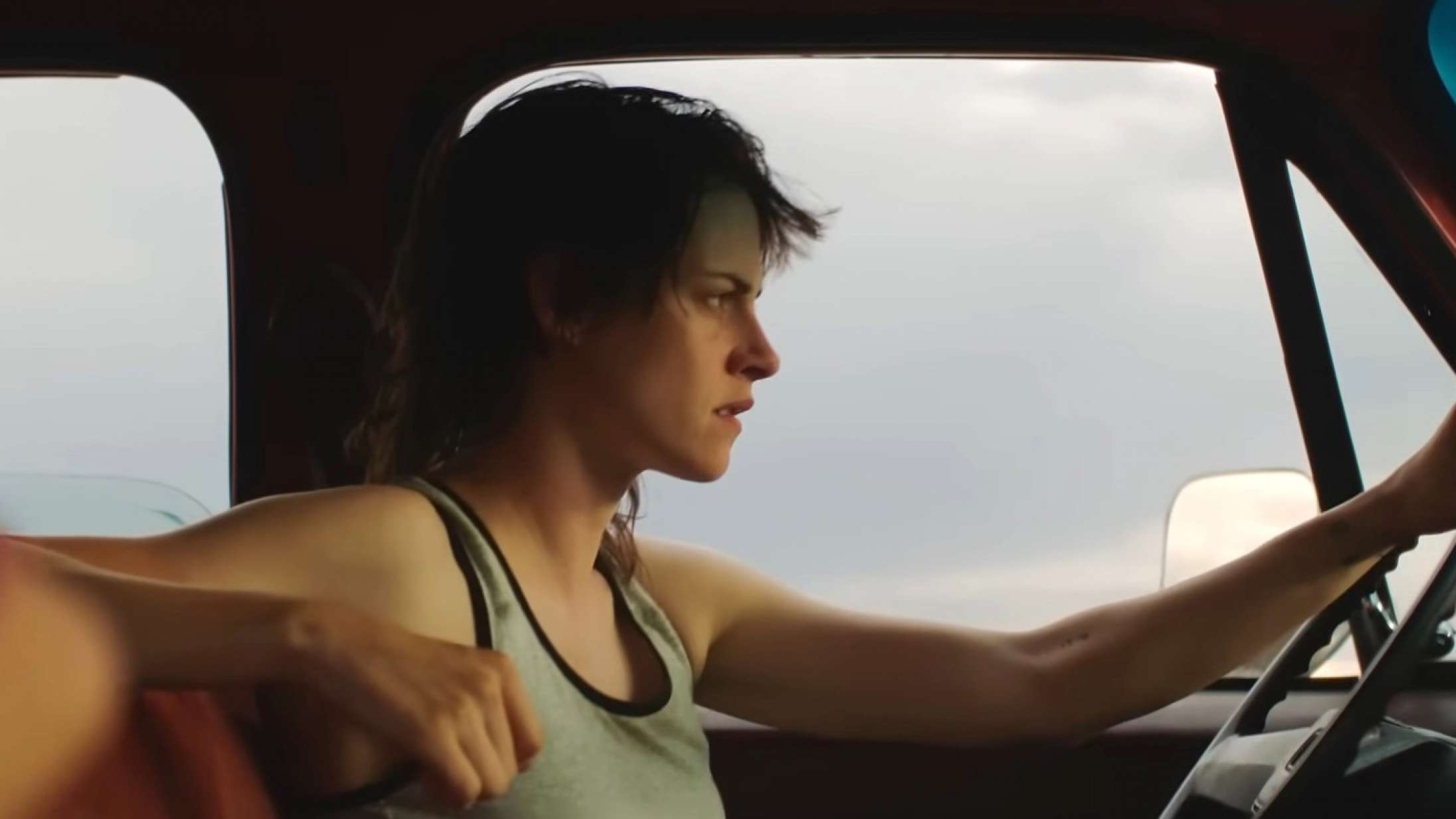 Kristen Stewart tager blodig og bøffet hævn i traileren til ’Love Lies Bleeding’
