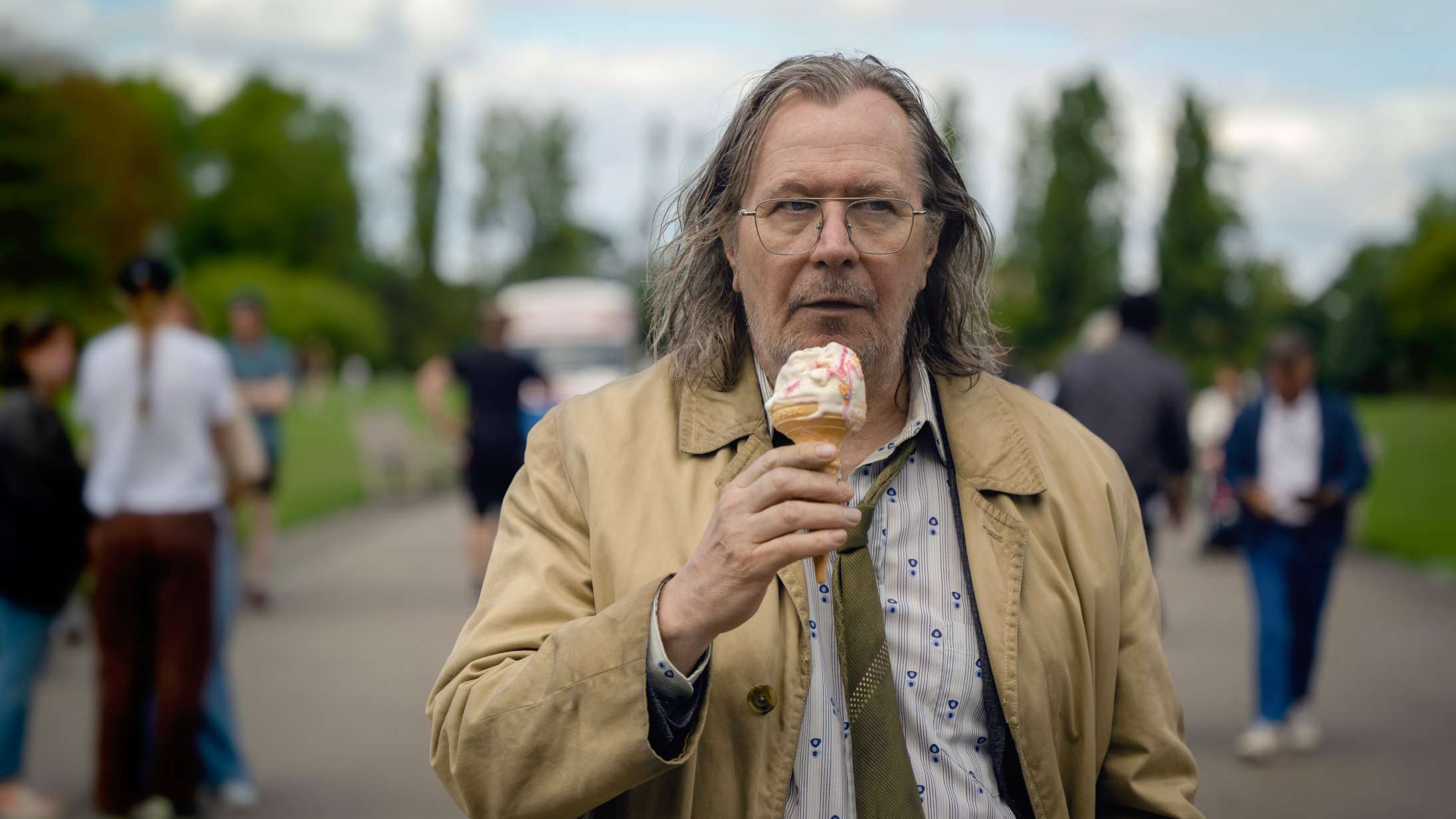 ’Slow Horses’ sæson 3: Gary Oldman storspiller og storprutter igen i den perfekte spionserie til juleferien