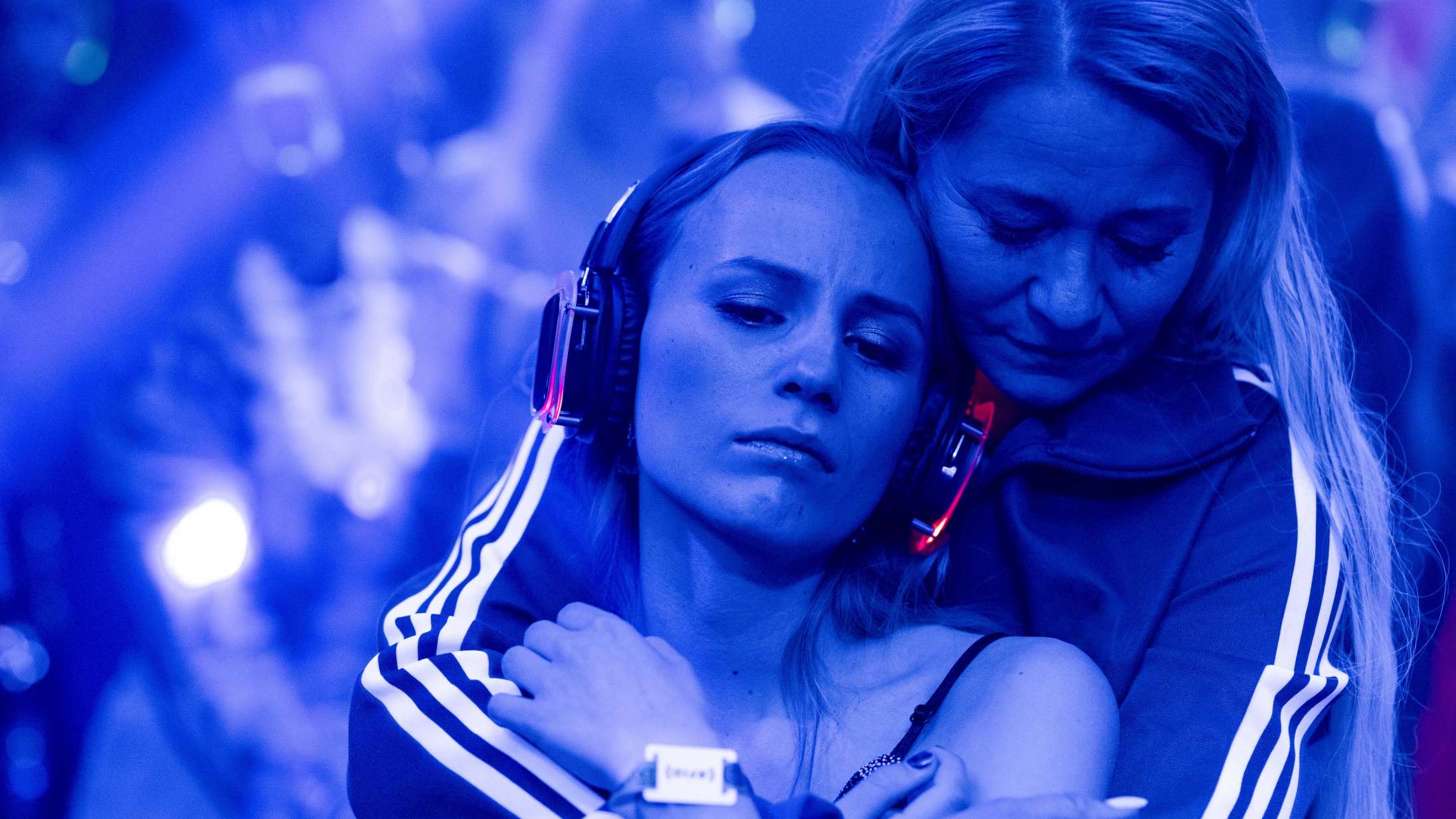 Trine Dyrholm og Flora Ofelia tager på mor-datter-druktur i traileren til ‘Birthday Girl’