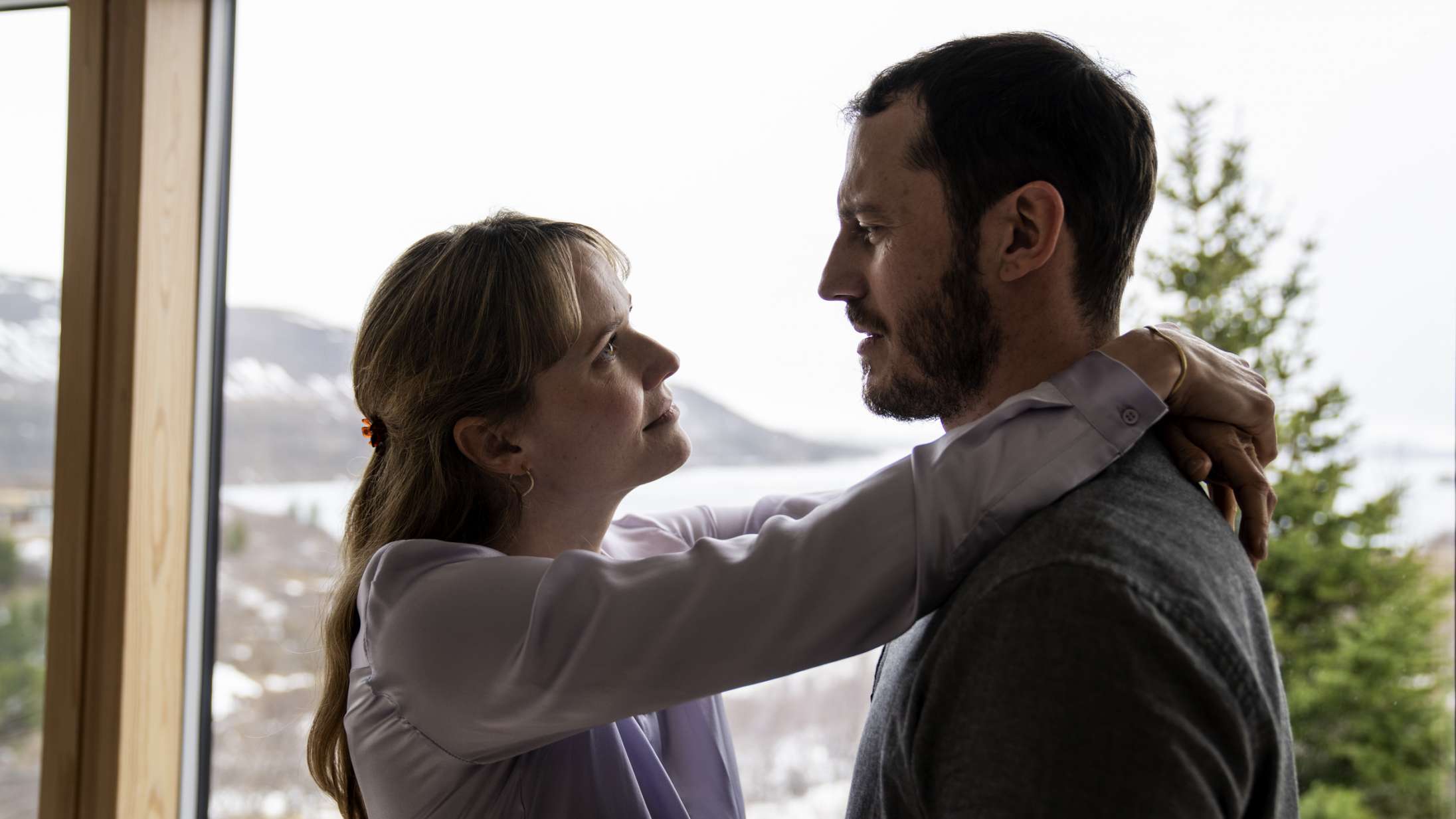 Oh Land og Simon Sears forelsker sig i sci-fi-dramaet ‘For evigt’ – se traileren