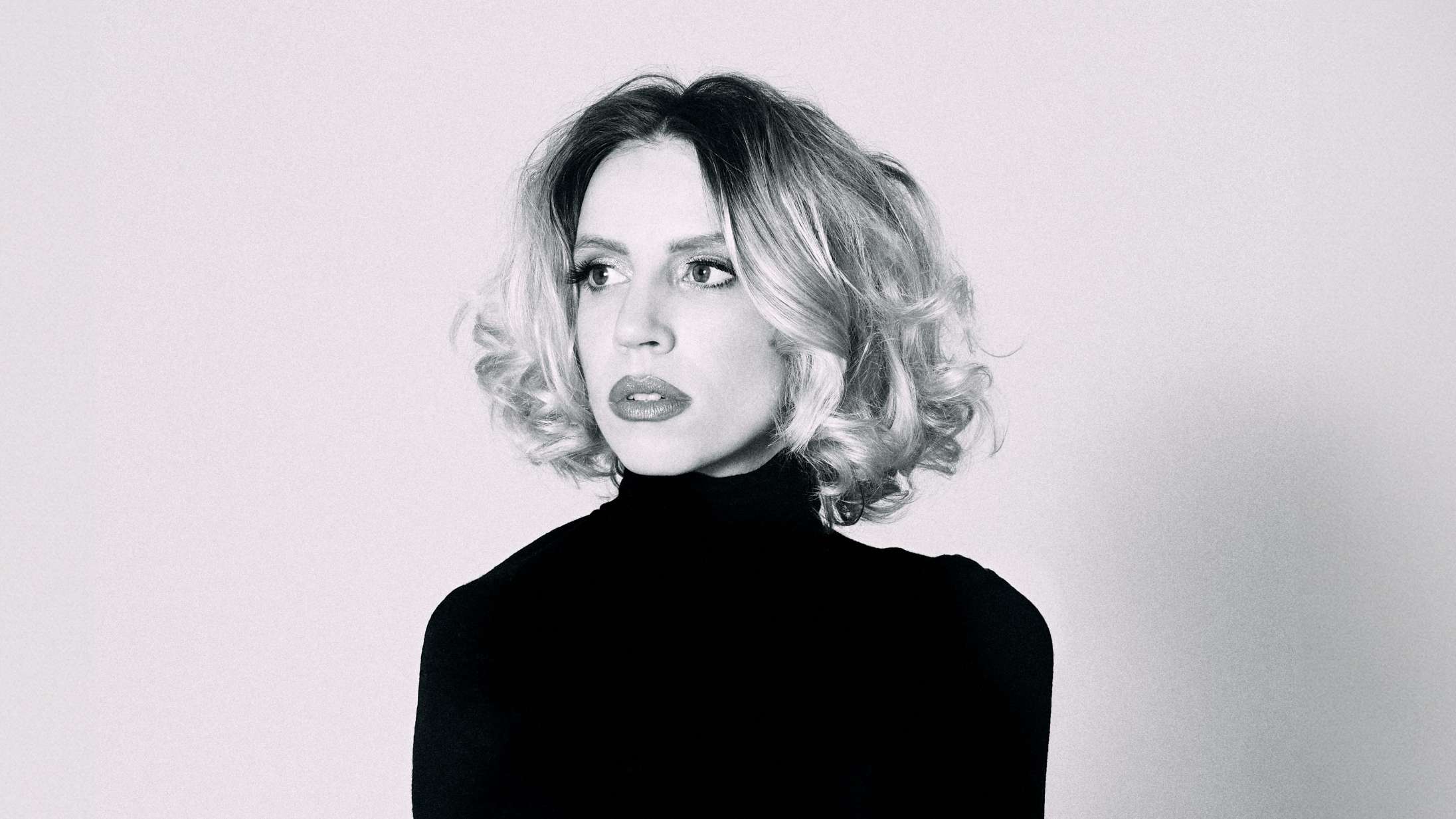 ‘Aldrig helt nok’: Emma Sehested Høeg er bare bedst, når hun synger på dansk