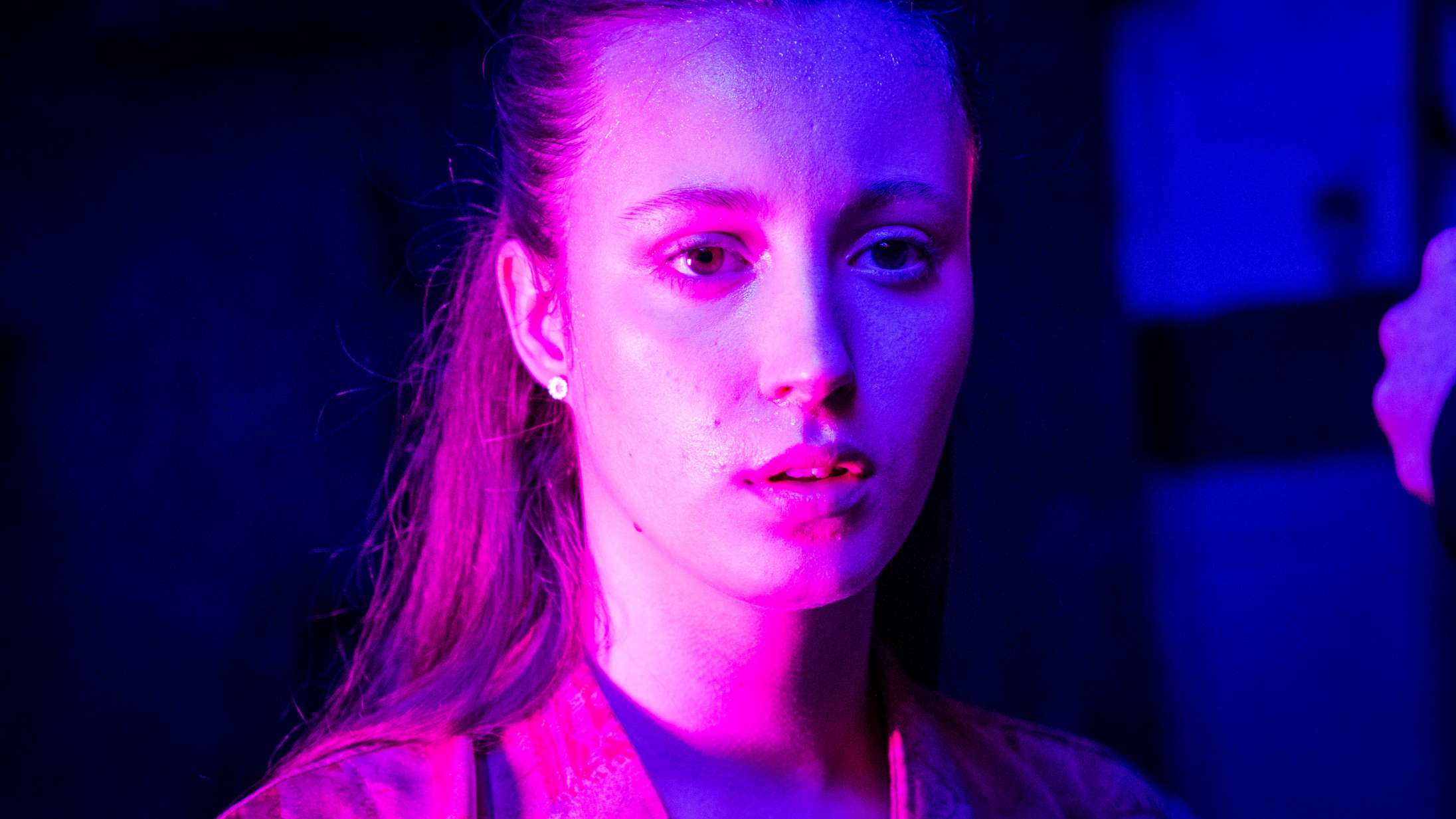 ’Dark Horse’: Ny TV 2-serie med julekalenderstjerne i første voksenrolle er overraskende intens