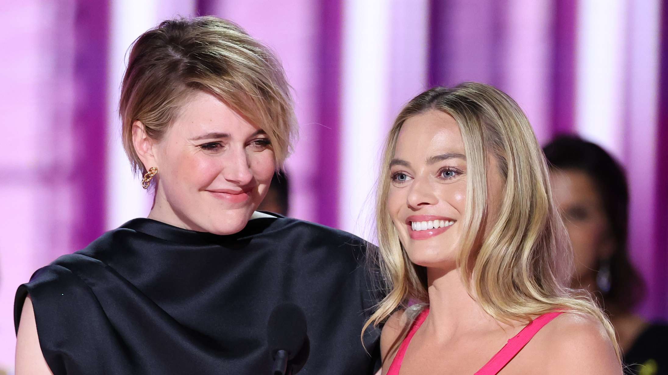 Hillary Clinton blander sig i ‘Barbie’-debat med hilsen til Margot Robbie og Greta Gerwig