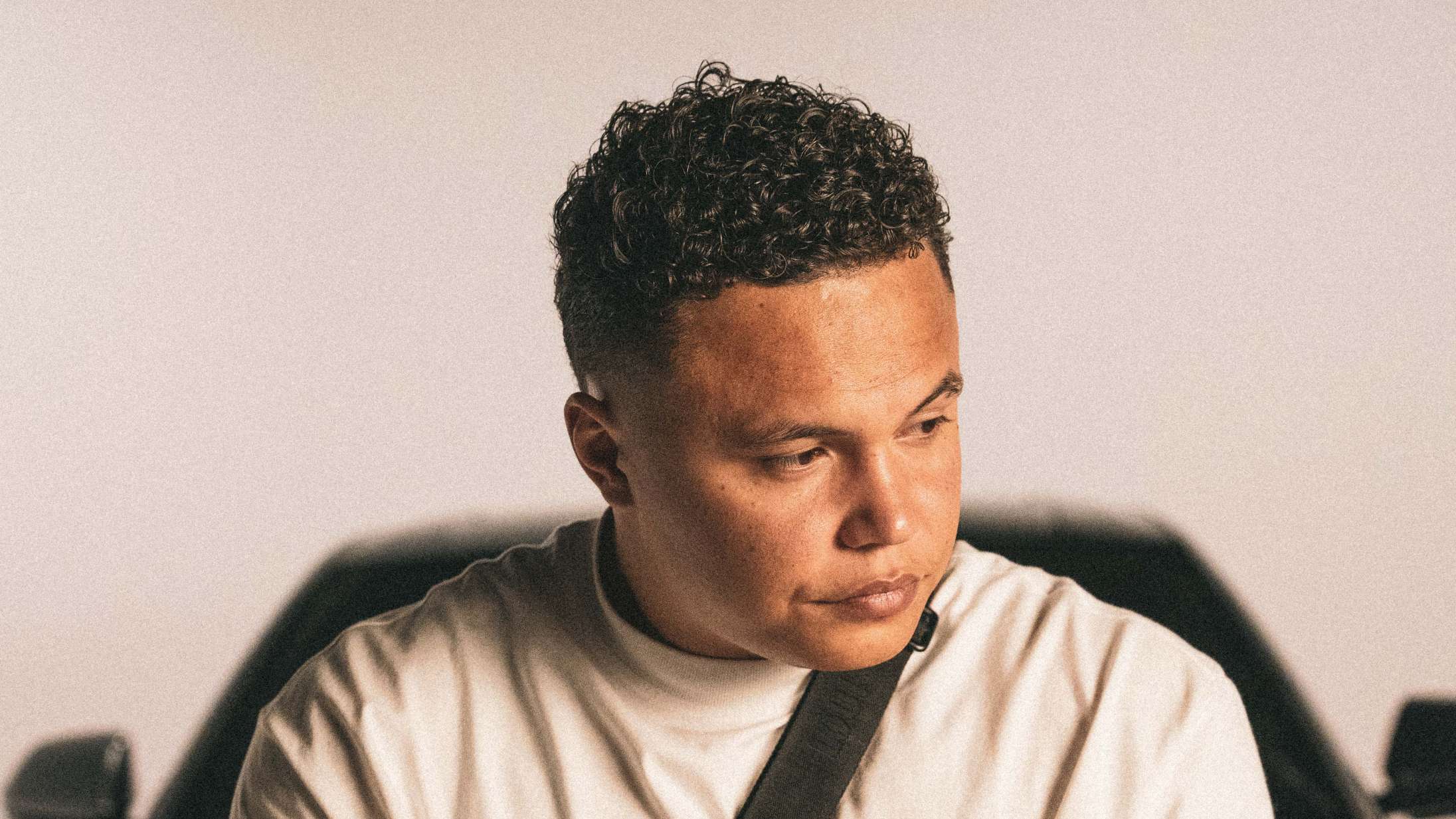 ‘En dag giver alt nok mening…’: Carmon er bedst, når han viser, hvad der gemmer sig bag dunjakken