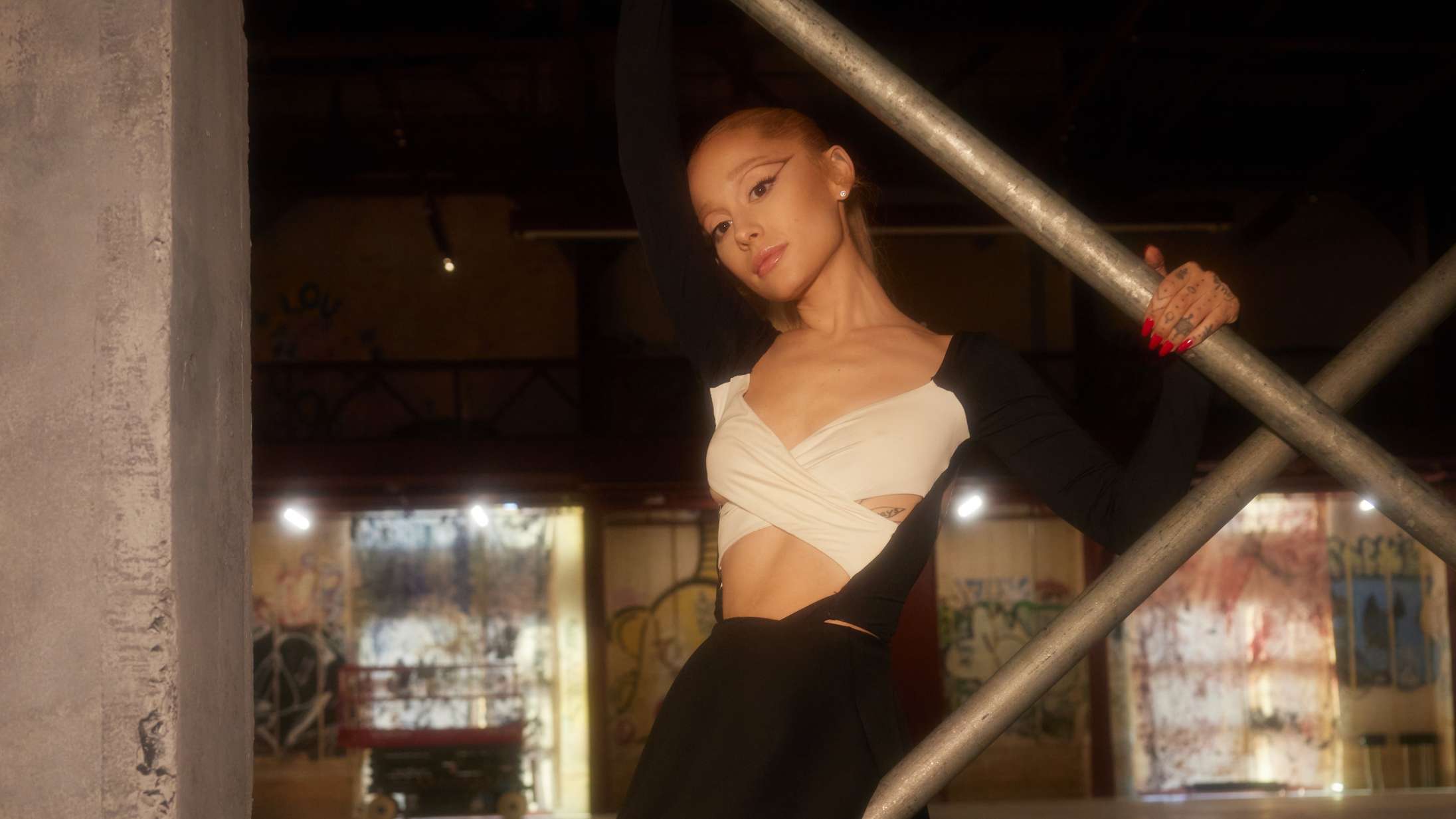 Ariana Grande kommenterer tilsyneladende kropsudskamning og utroskabsrygter på den nye single ‘Yes, and?’