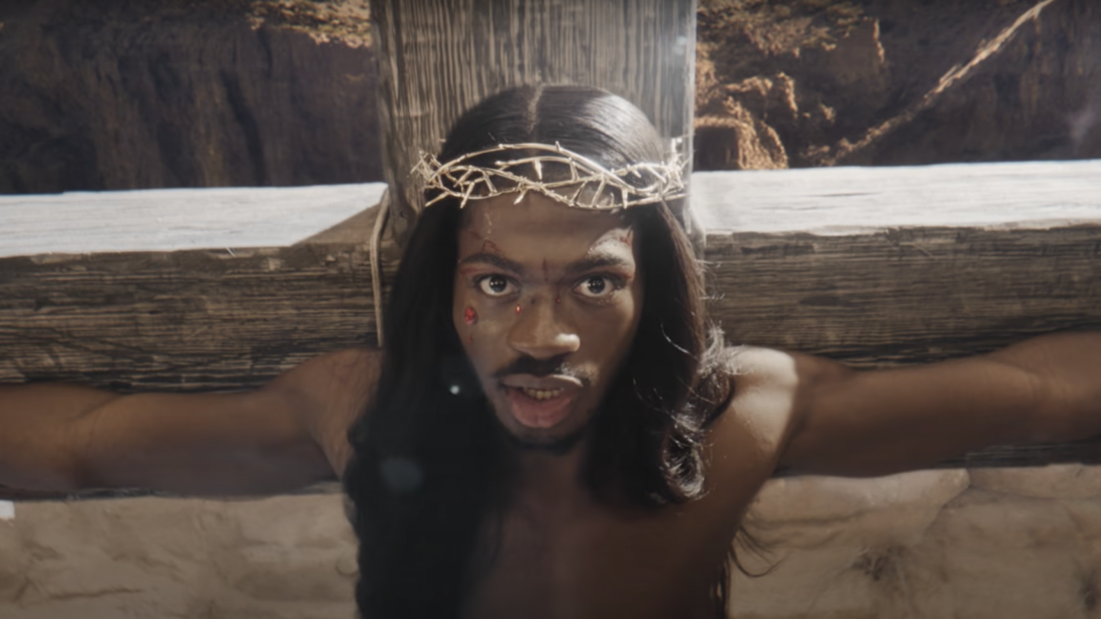 Se Lil Nas X blive korsfæstet og spille basket med Satan i ny musikvideo