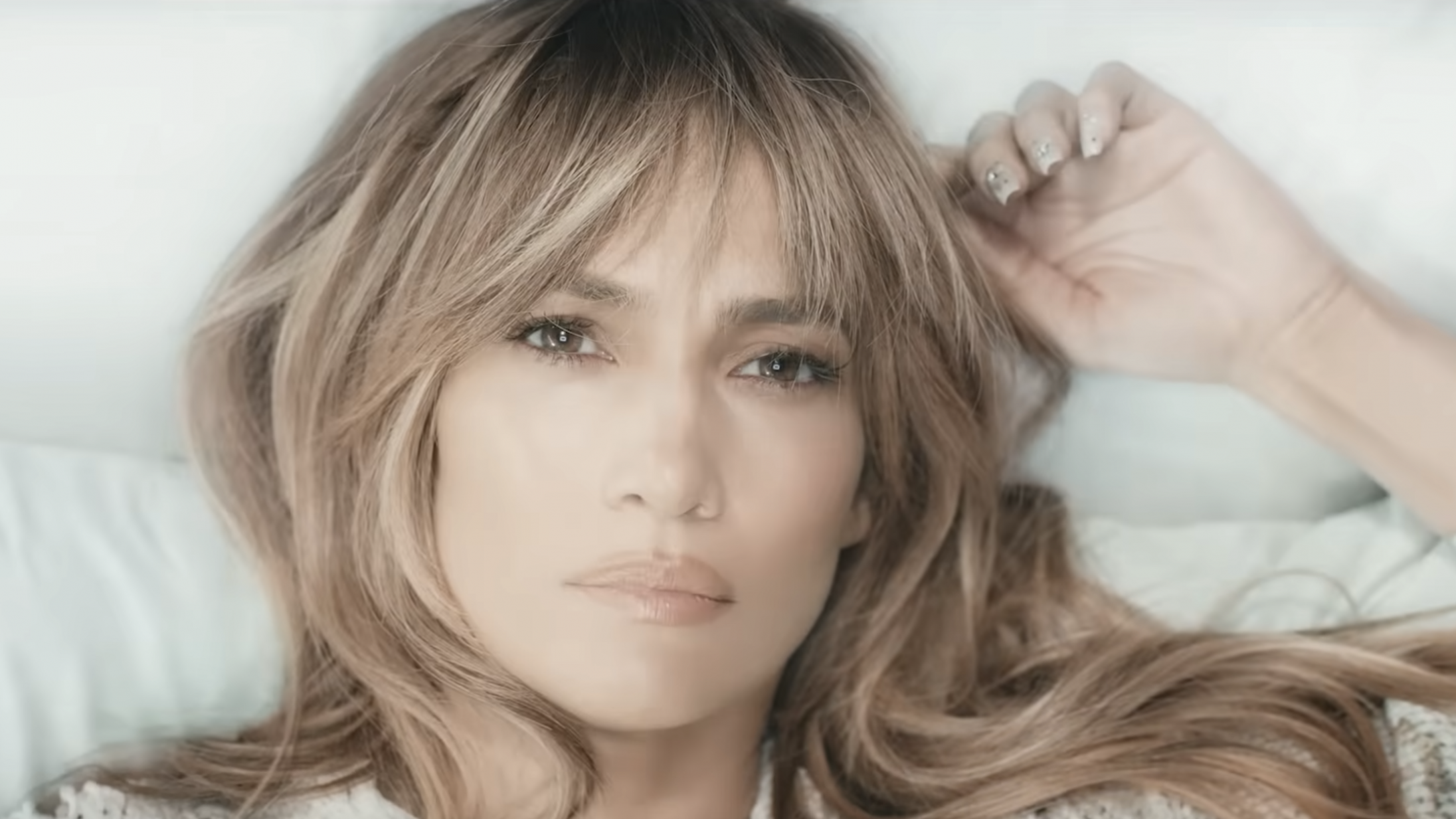 Post Malone og Bad Bunny er med i Jennifer Lopez’ nye musikfilm – se den storladne trailer til ‘This Is Me … Now: A Love Story’