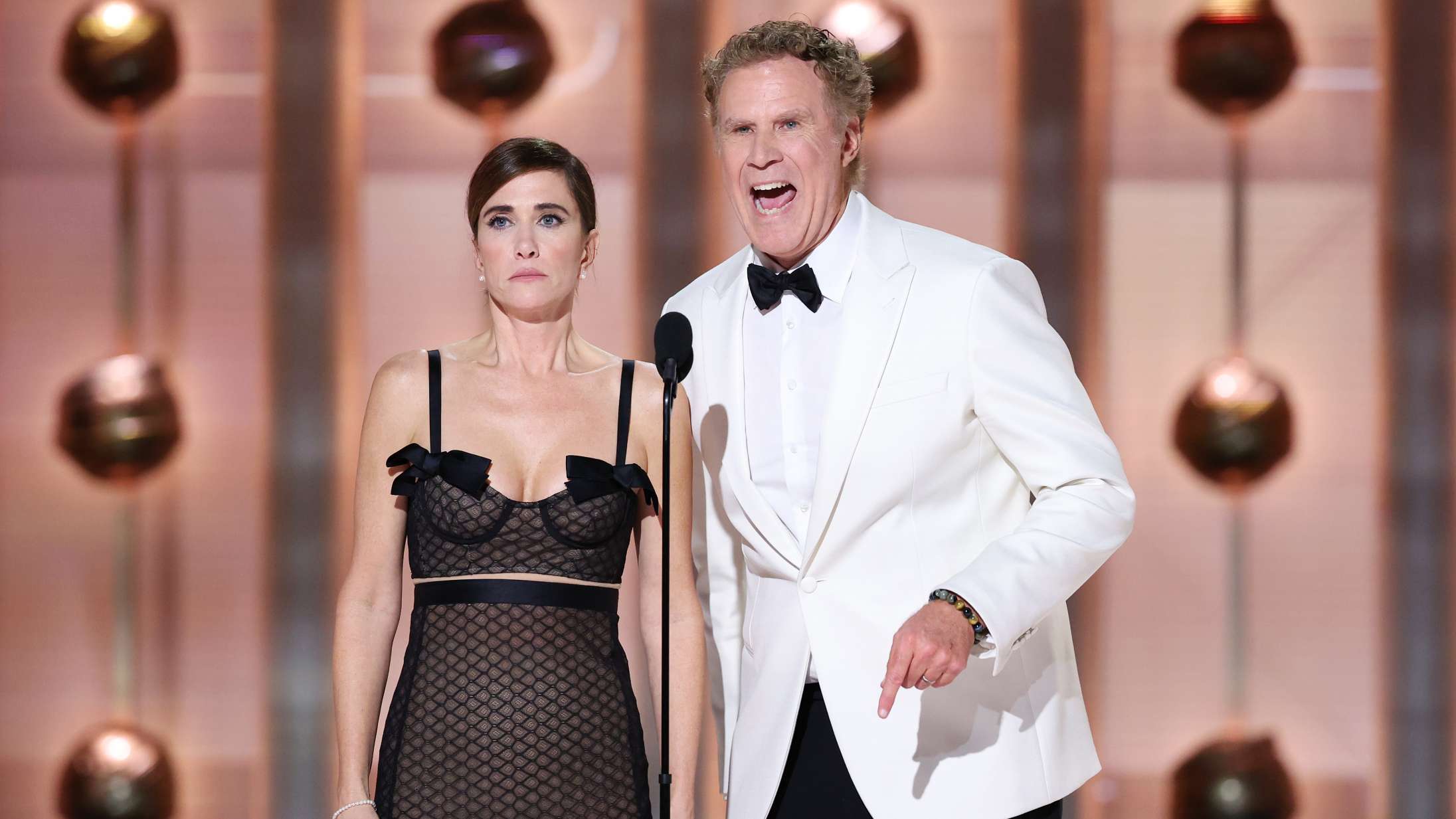 Will Ferrell og Kristen Wiig kunne umuligt præsentere deres Golden Globe-pris, når den sang blev spillet konstant
