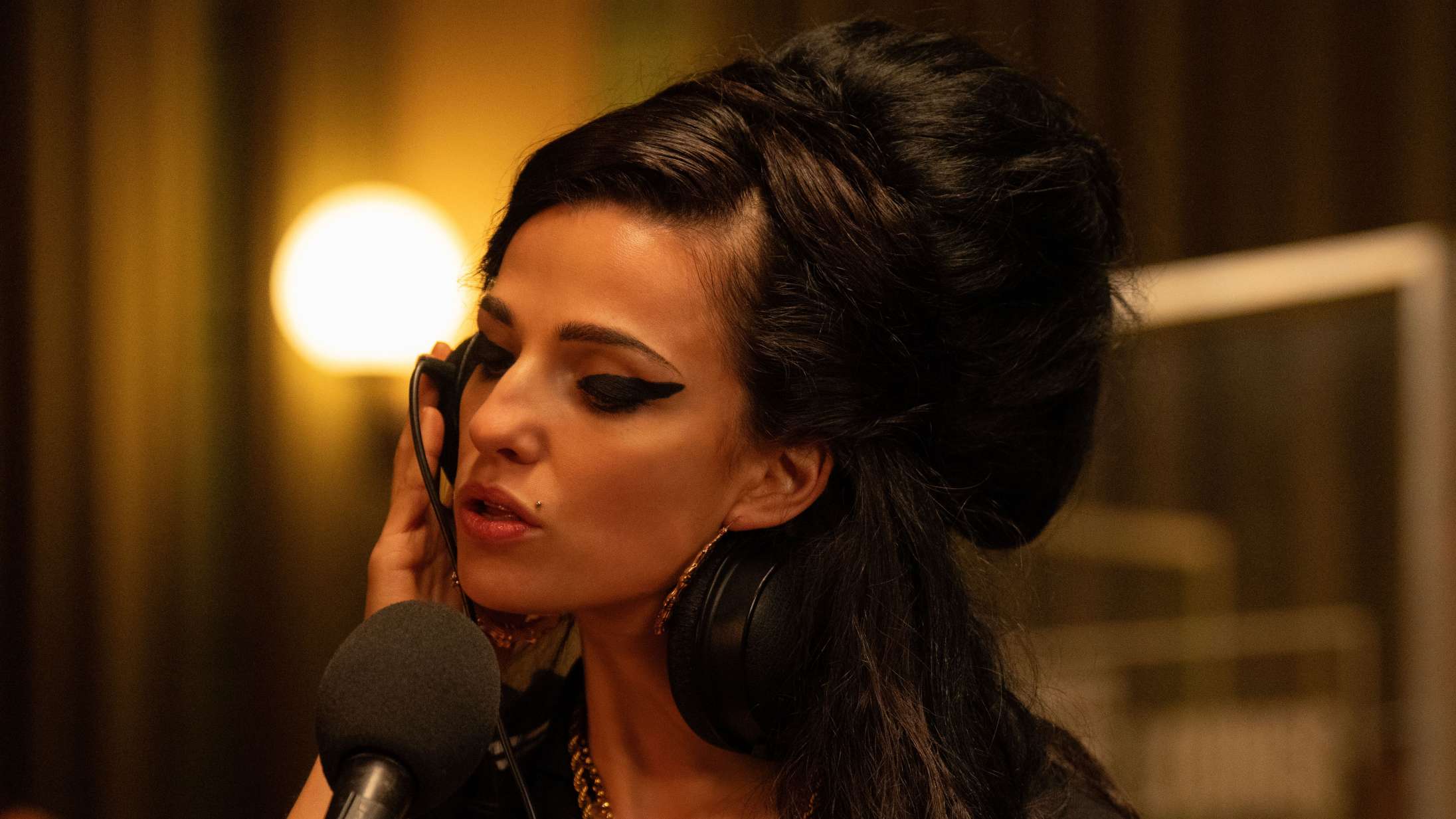 Se ungt talent spille Amy Winehouse i følelsesladet ny trailer til ‘Back to Black’-filmen