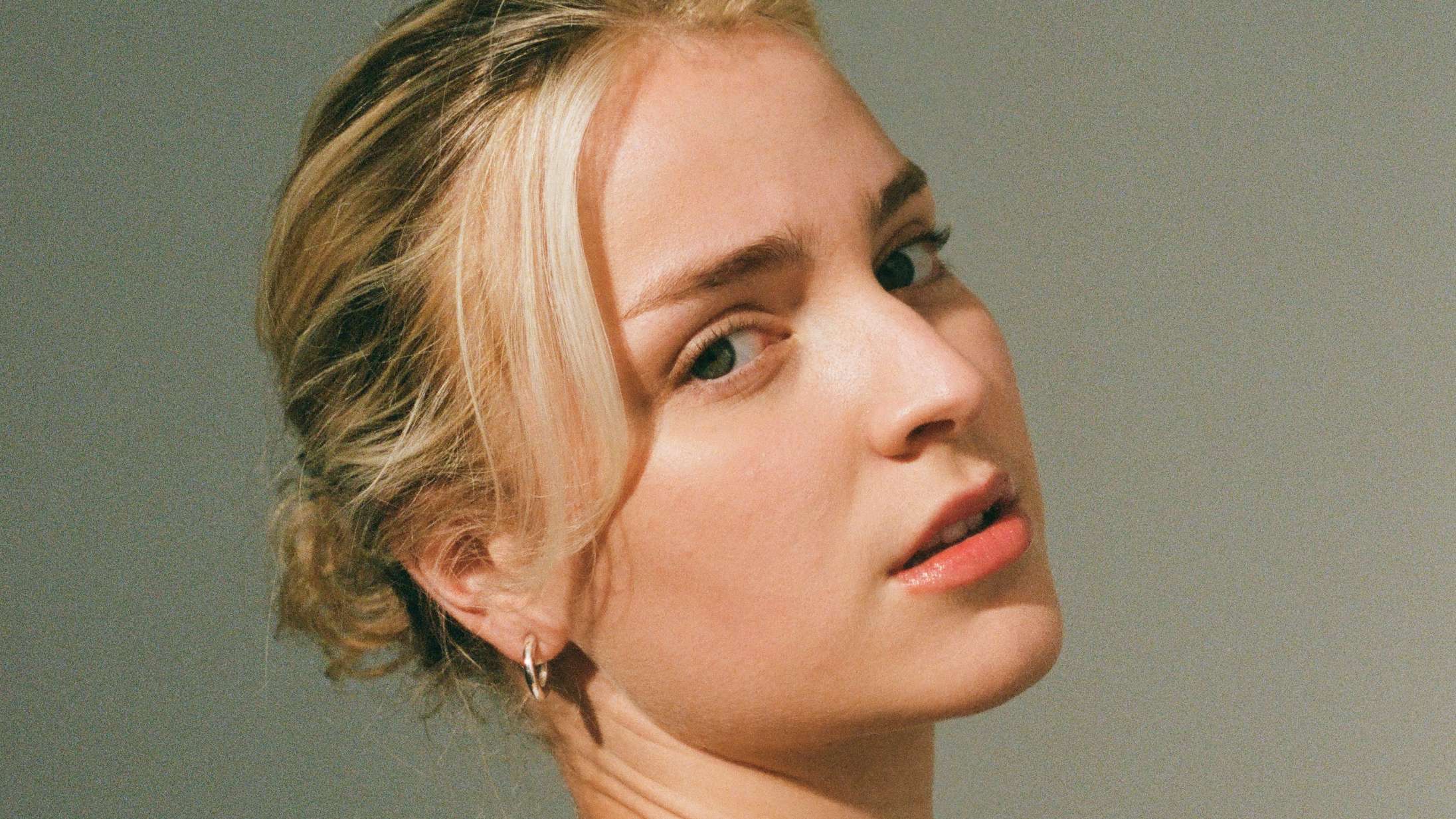 Premiere: Andreas Odbjerg synes, hun synger »fuldstændig vanvittigt« – hør Carlina de Places ‘Pieces’