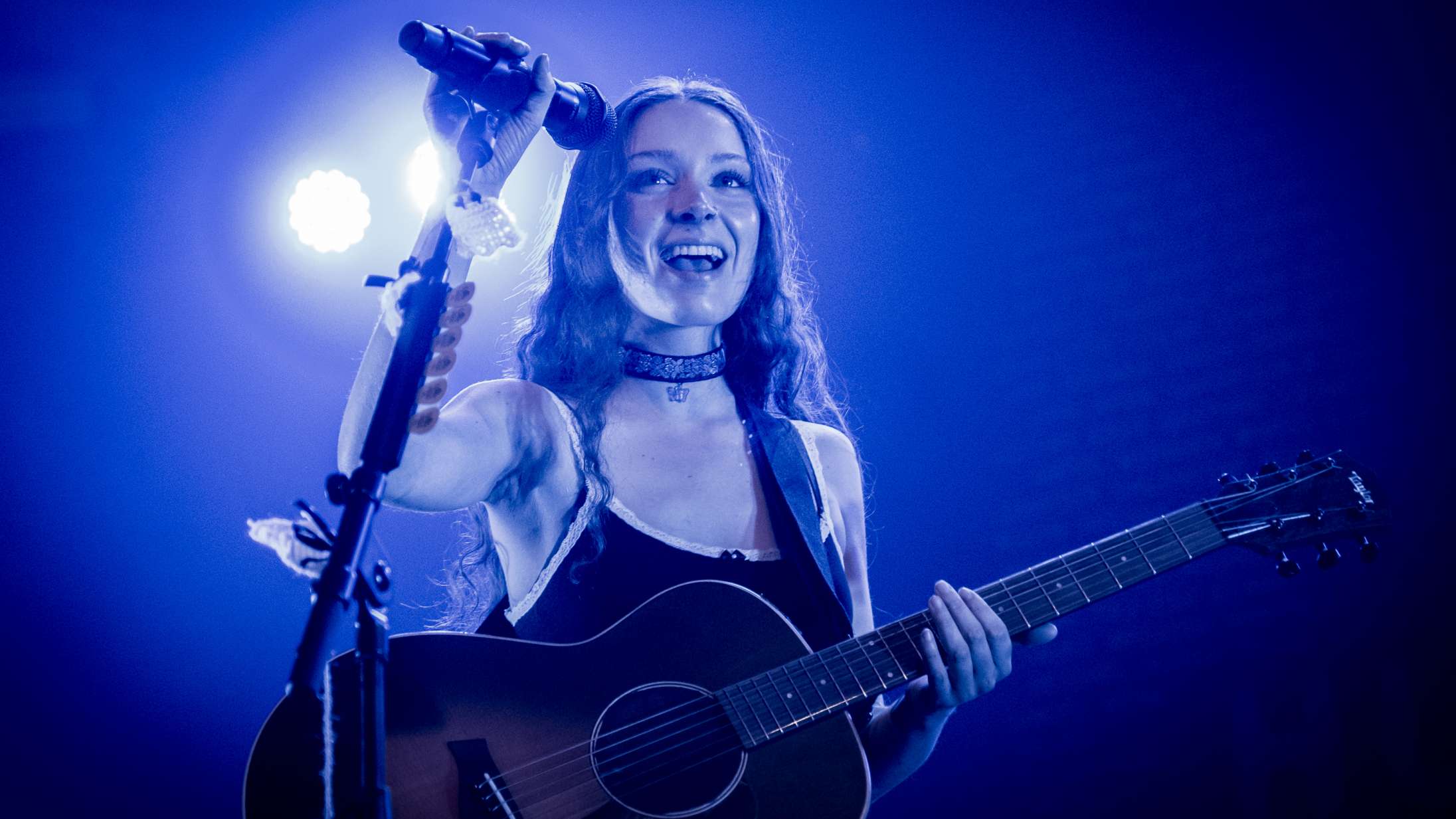 Man kan ikke andet end at overgive sig til Holly Humberstones skrøbelige mirakel af en stemme