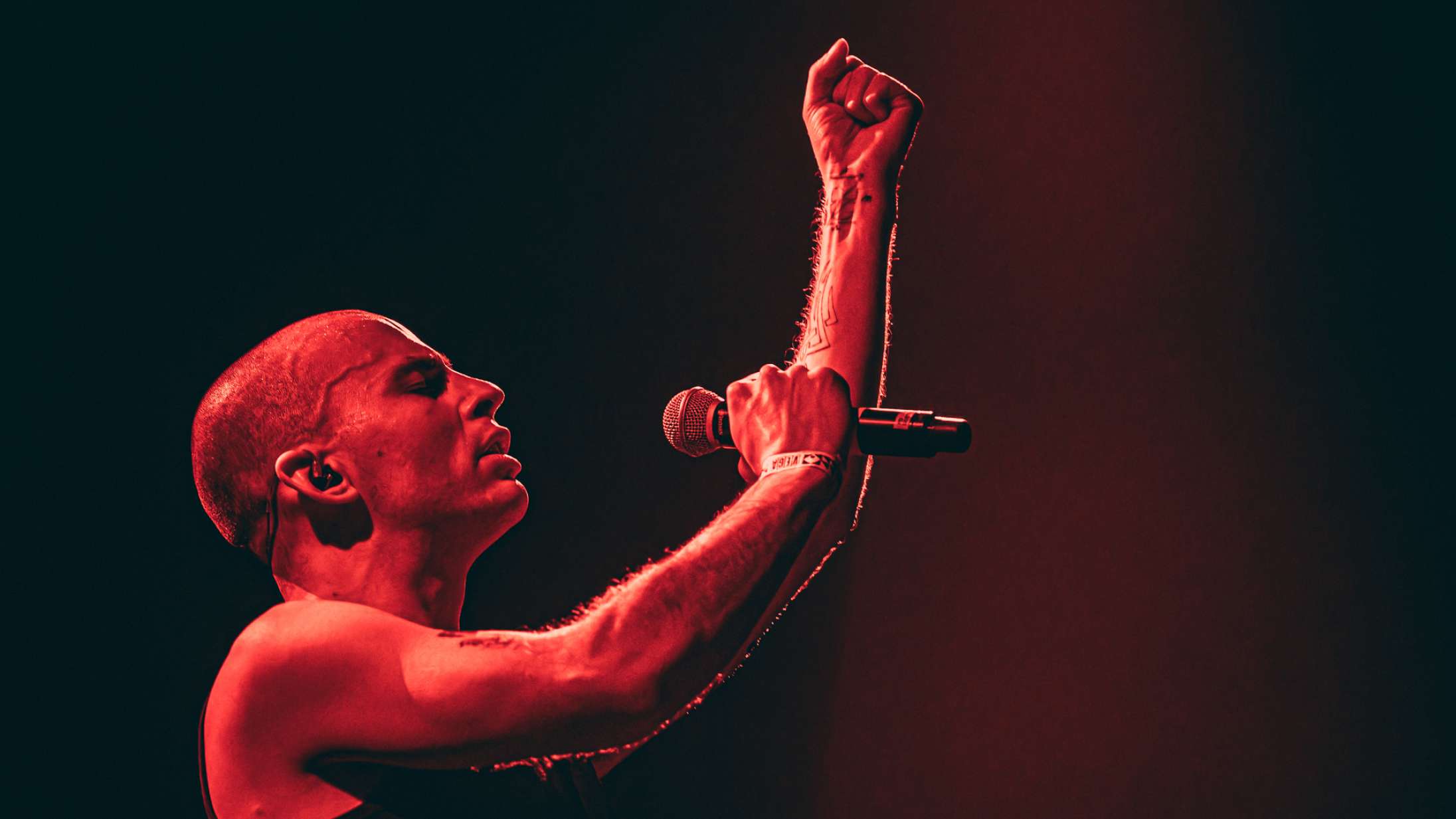 Både Lina Rafn og kaninkostumer passede perfekt ind i First Hates Store Vega-koncert