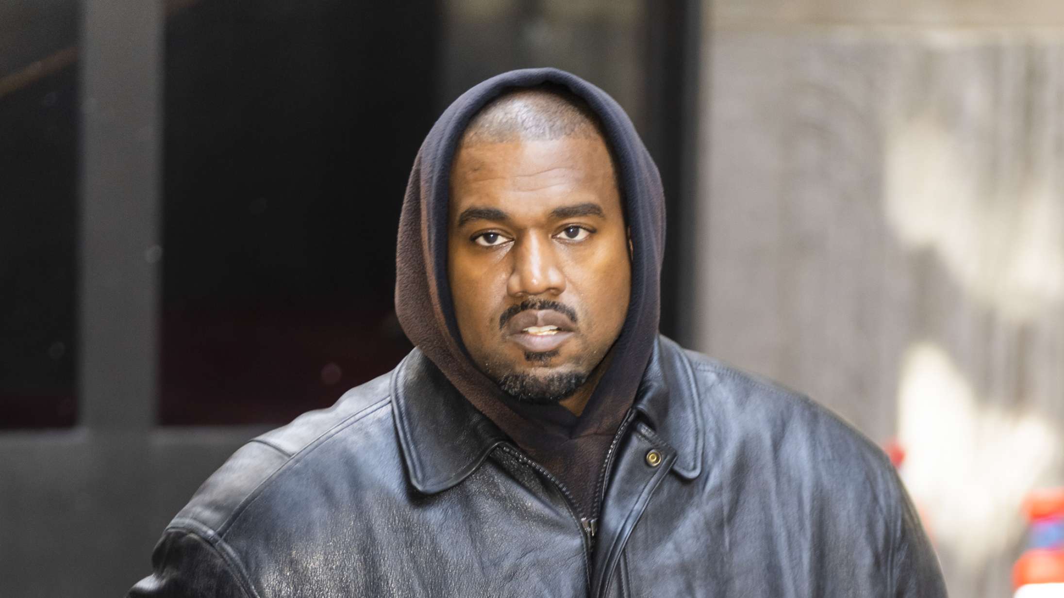Alt koster 20 dollar: Kanye West sælger lige nu tøj til supermarkedspriser