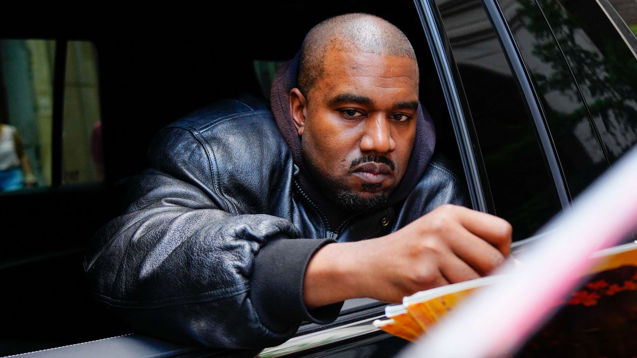 Nyt søgsmål beskylder Kanye West for at bruge AI til at forfalske sin stemme