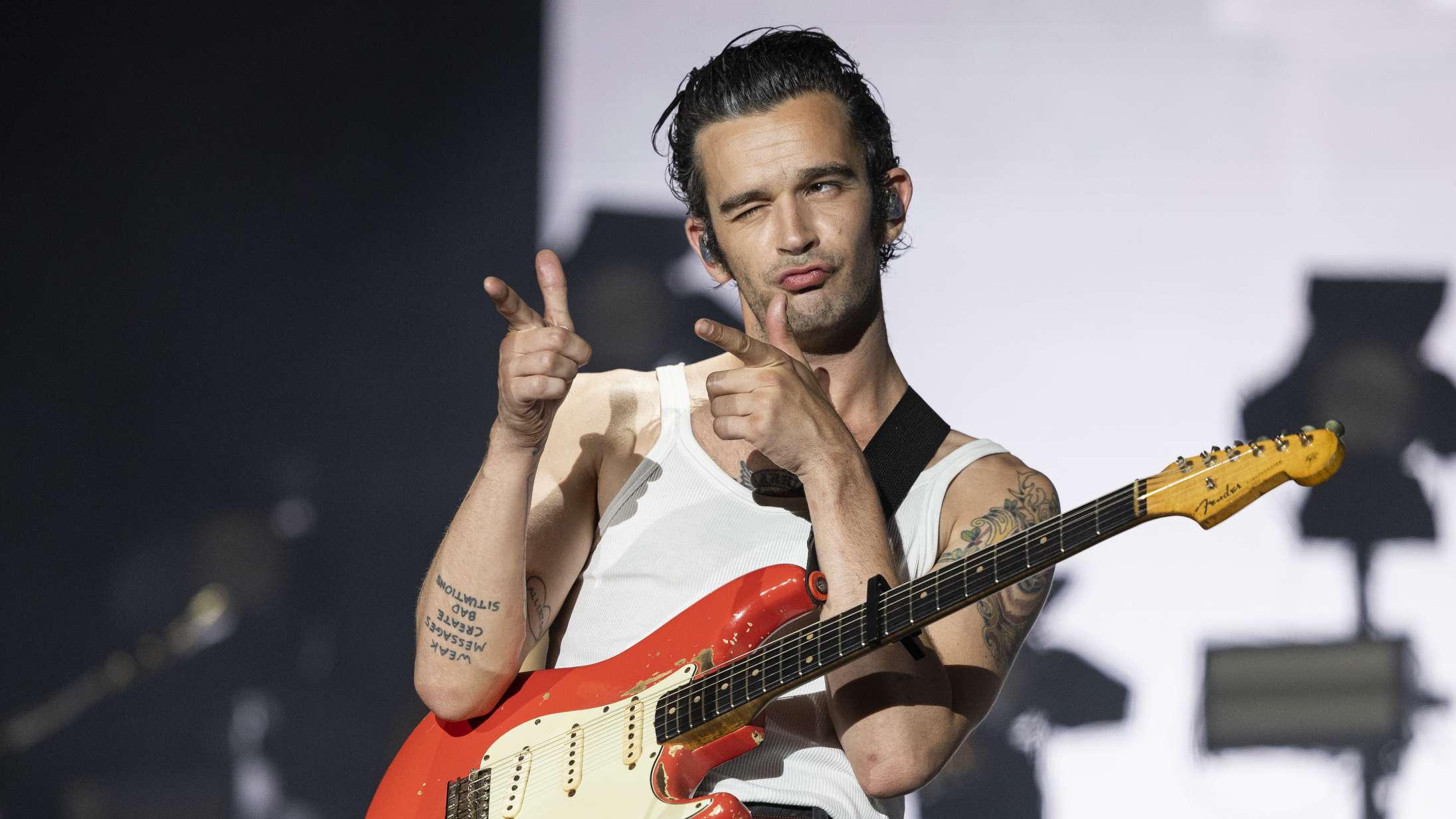 Matty Healy spillede med coverband til sin polterabend – se videoerne