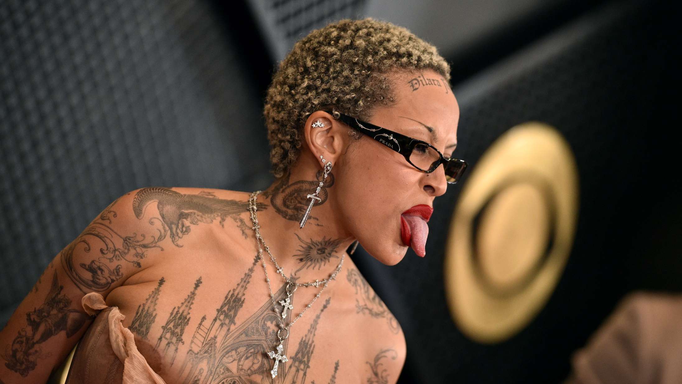 Fra gylden Miley Cyrus til Beyoncé som cowgirl: 10 af de mest opsigtsvækkende looks fra Grammy Awards 2024