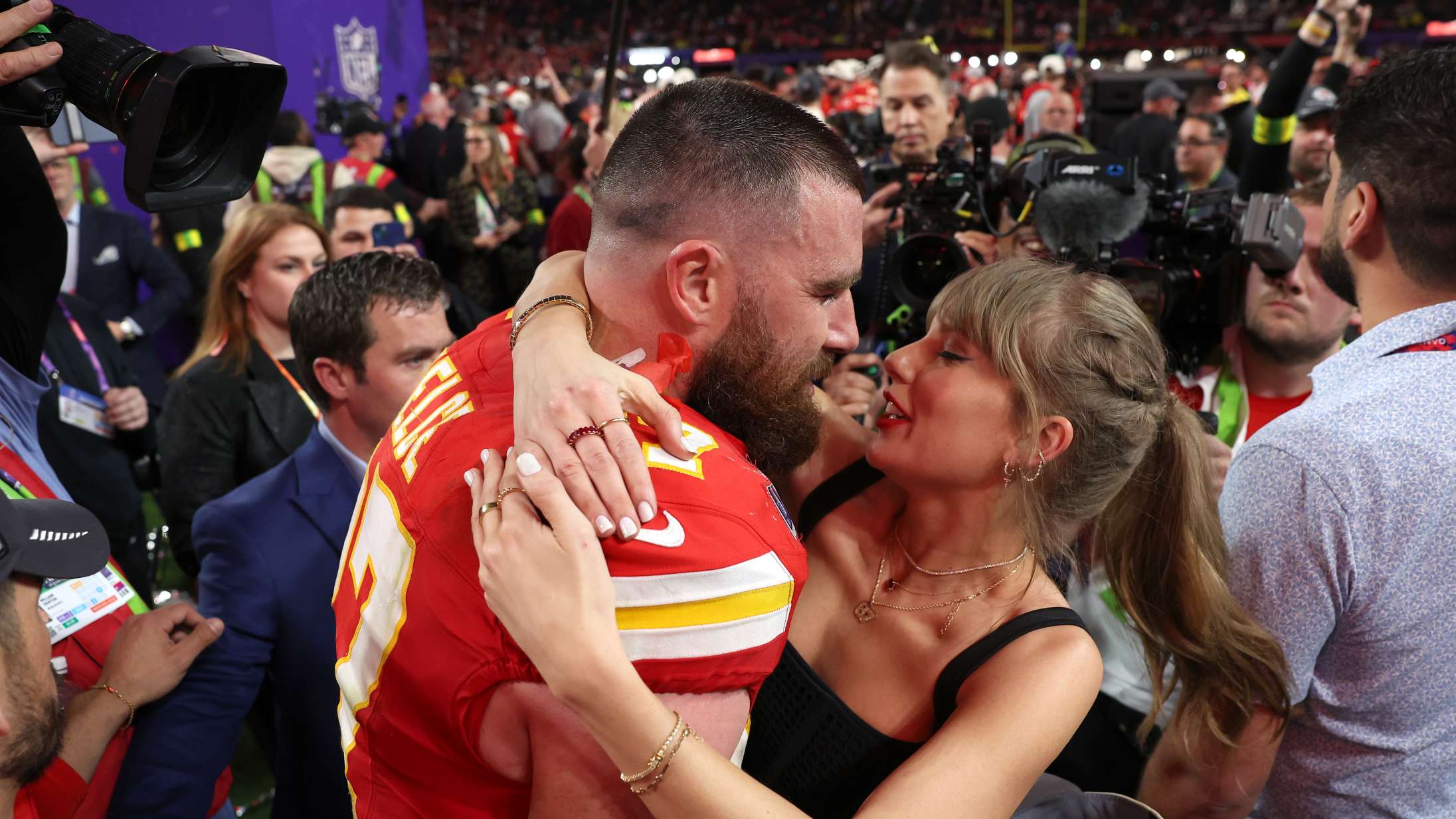 Bundede øl på storskærm og kyssede vinderen: Taylor Swift stjal showet til Super Bowl