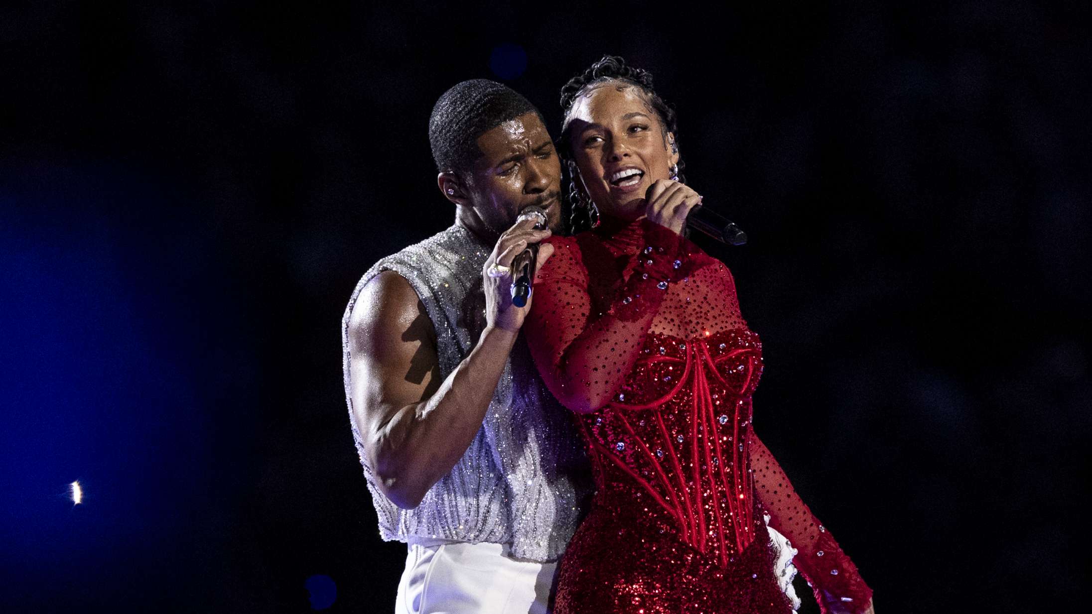 Se hele Ushers stjernespækkede Super Bowl-optræden